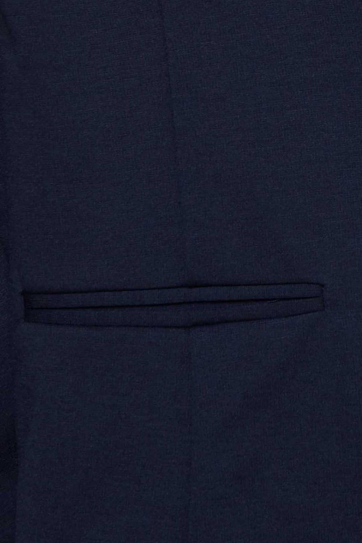 Detalje af mørkeblå klassisk blazer med lommeklap i regular fit.