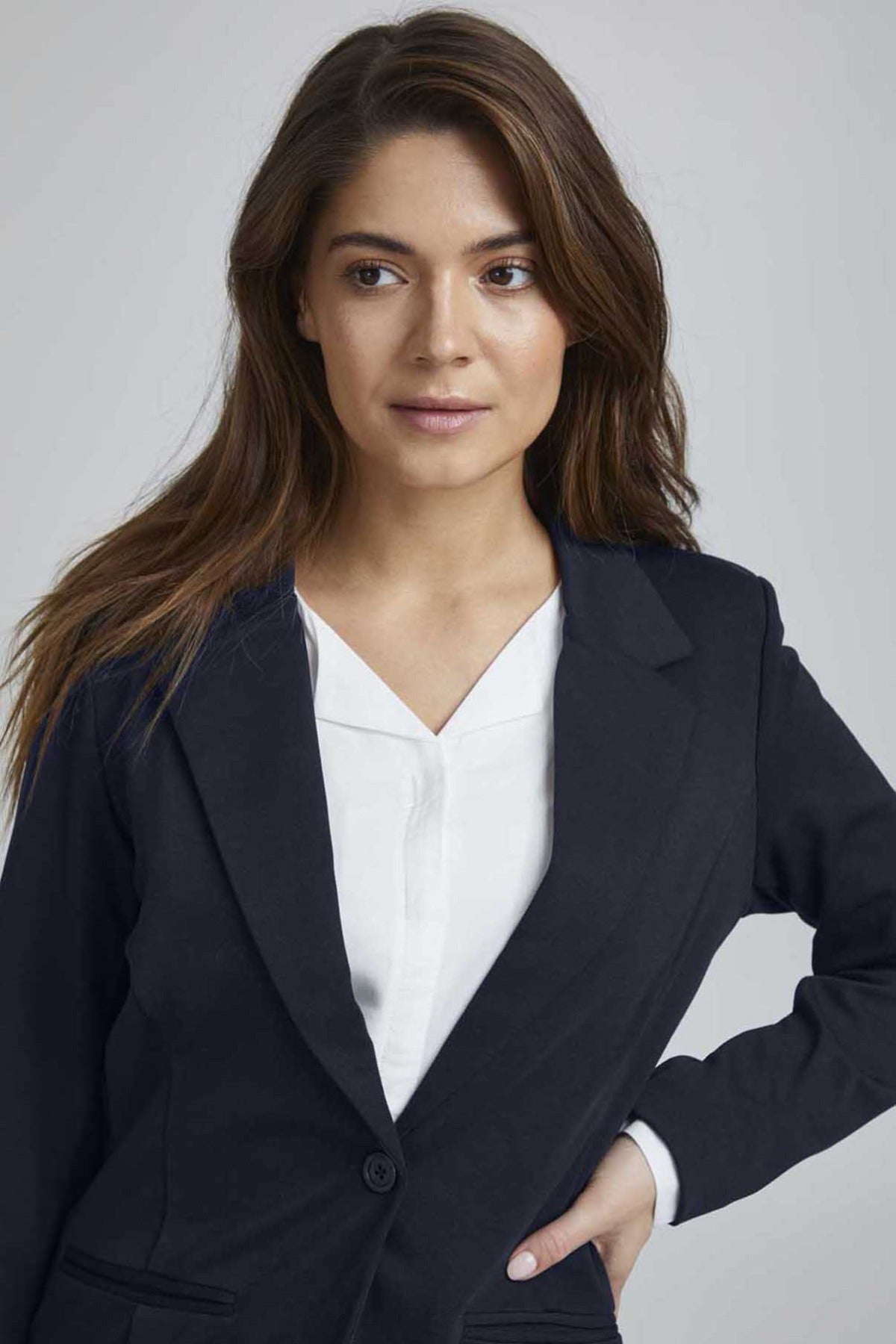 Sort klassisk blazer i regular fit med enkelt knaplukning og klassisk reverskrave.