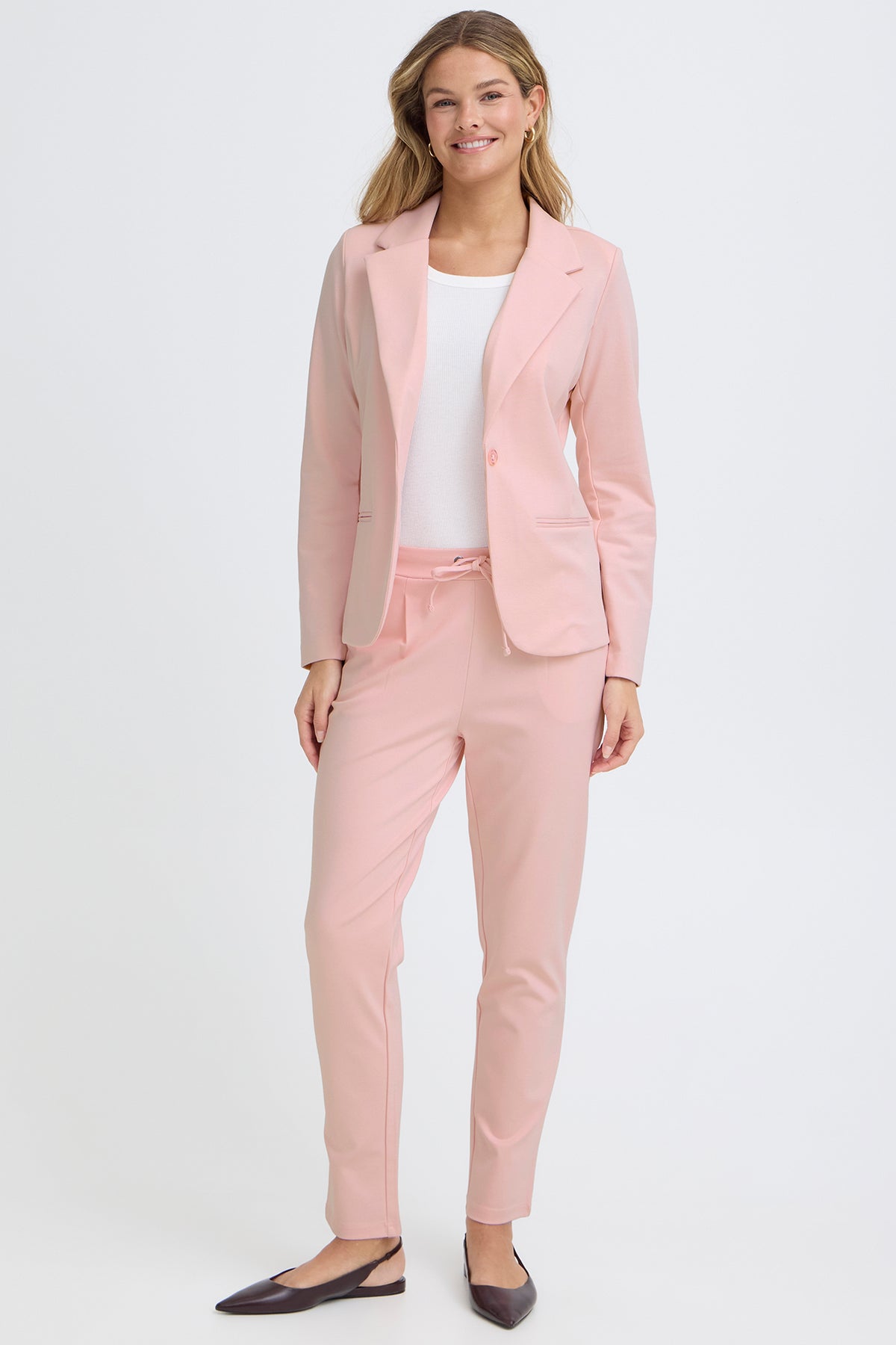 Lyserød klassisk blazer i regular fit med skrå lommer og matchende bukser.