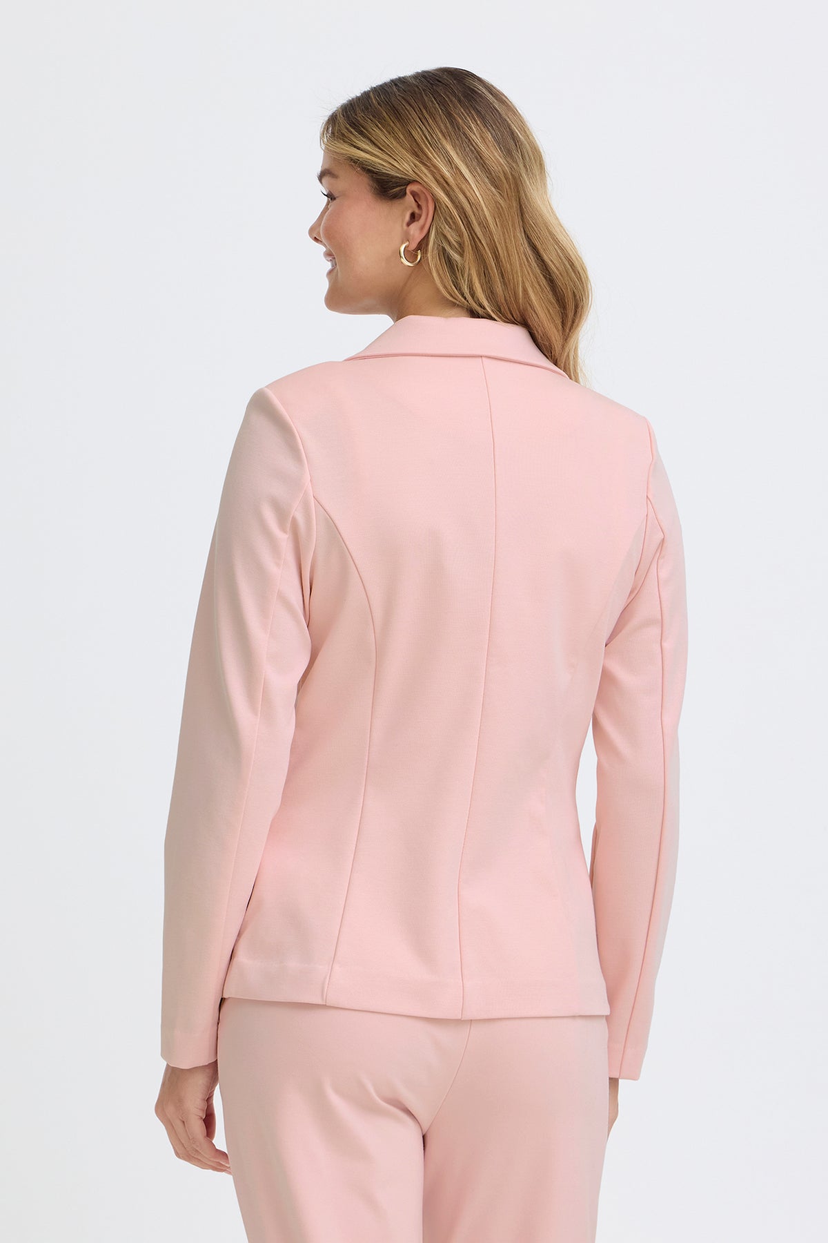 Lyserød klassisk blazer i regular fit med struktur og let faconsyet ryg.
