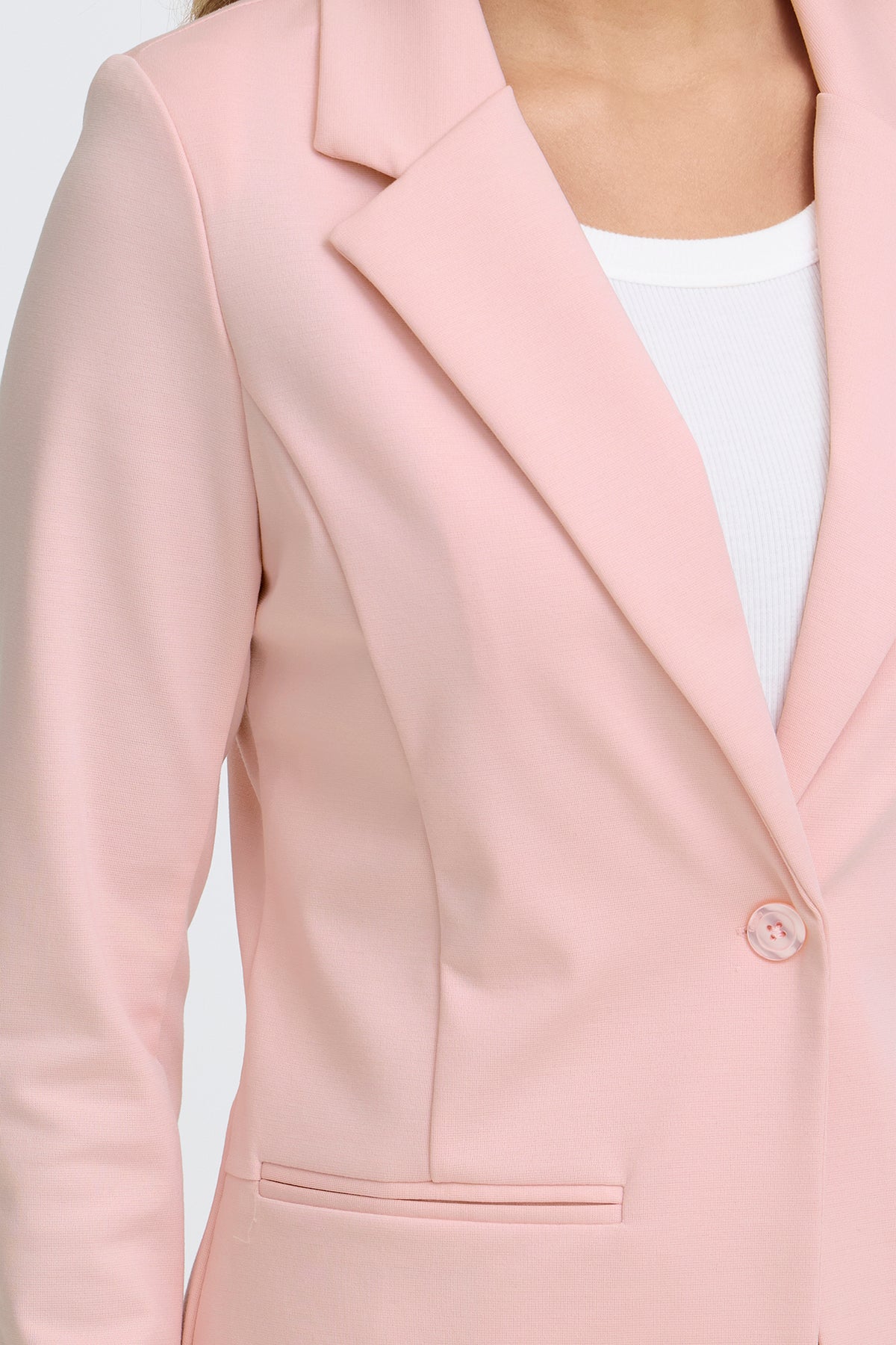Lyserød klassisk blazer med reverskrave, enkelt knap, og sidelommer i regular fit.