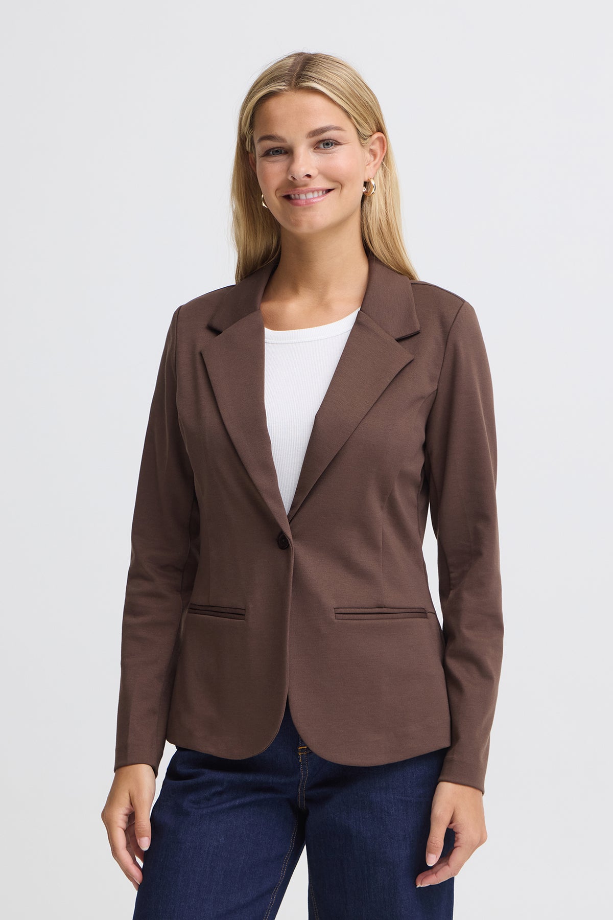 Brun klassisk blazer i regular fit med notch krave og enkel lomme foran.