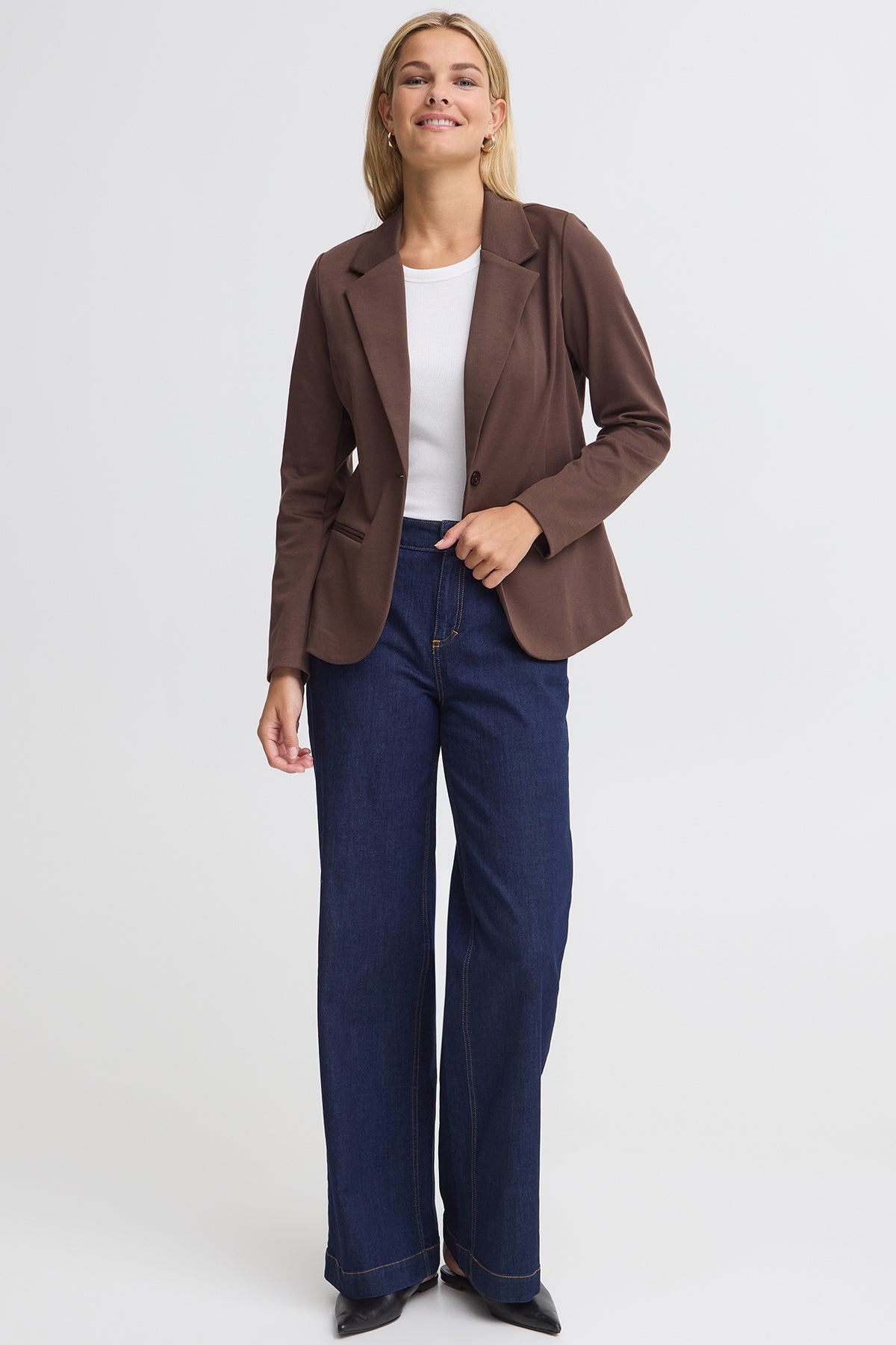 Brun regular fit blazer med knap og klassisk revers, stylet med hvid top og blå bukser.