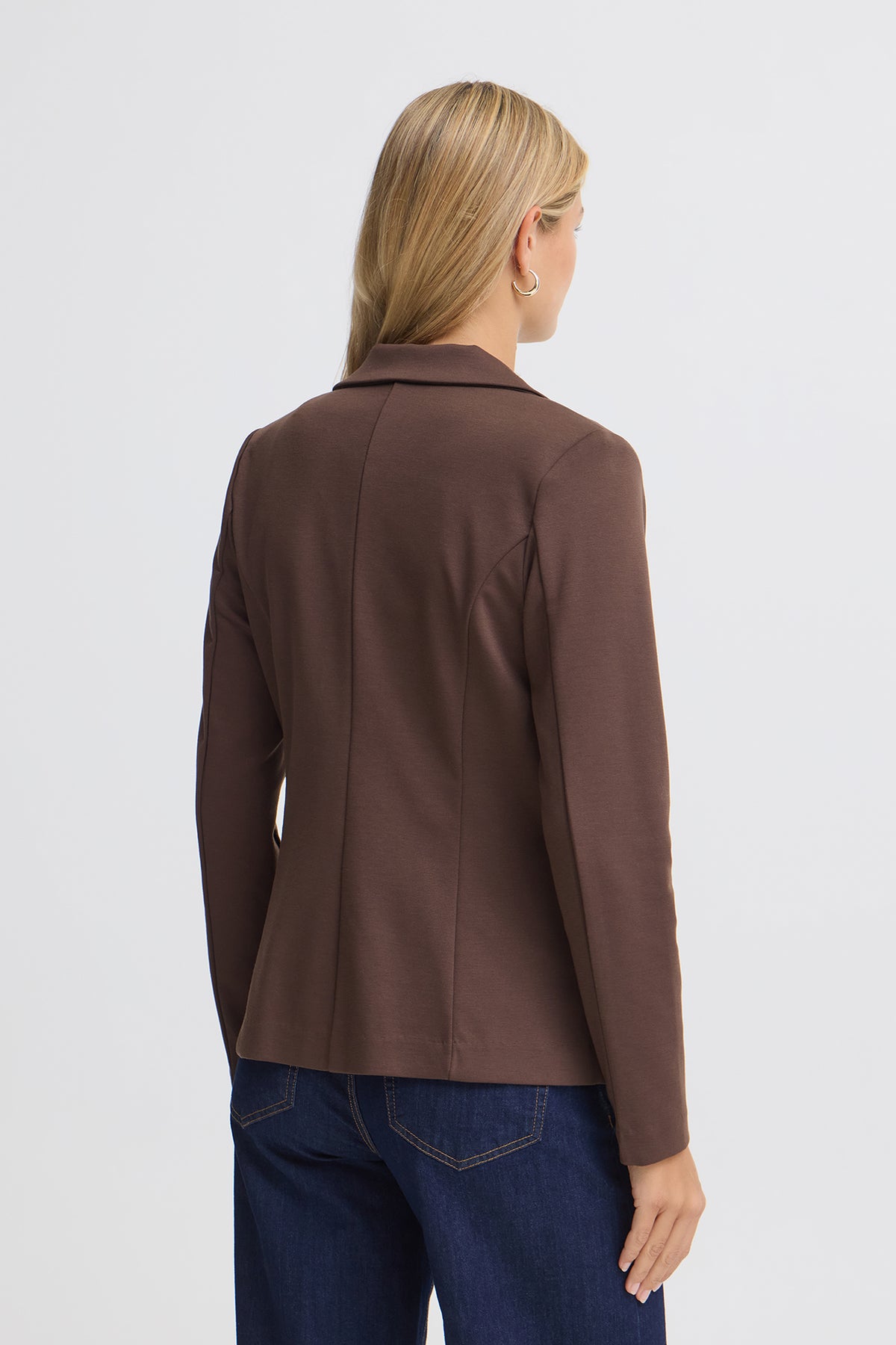 Brun klassisk blazer i regular fit med skræddersyet ryg og lange ærmer set bagfra.
