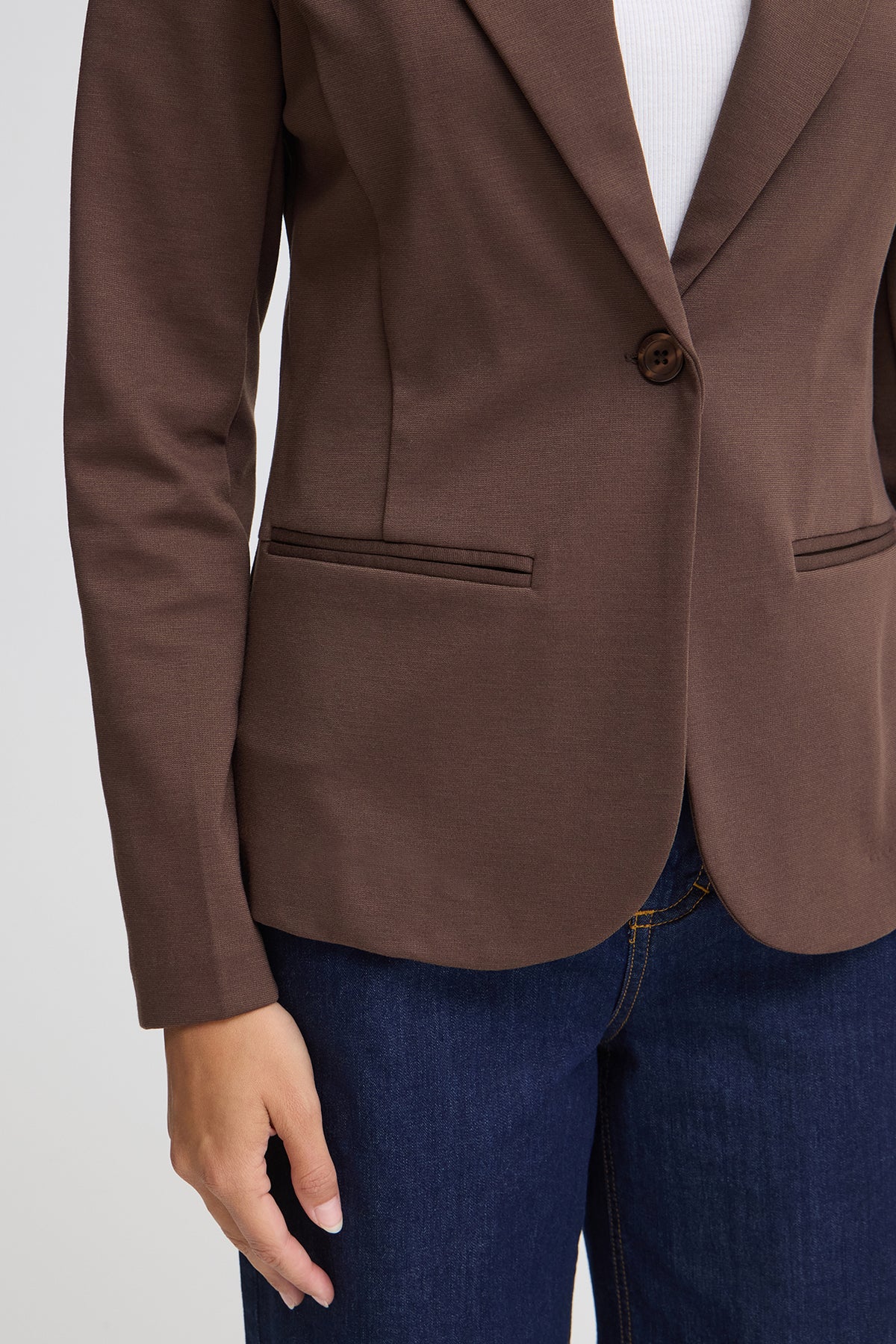 Mørkebrun klassisk blazer med enkelt knap og skrålommer, regular fit, slidser ved ærmeafslutning.