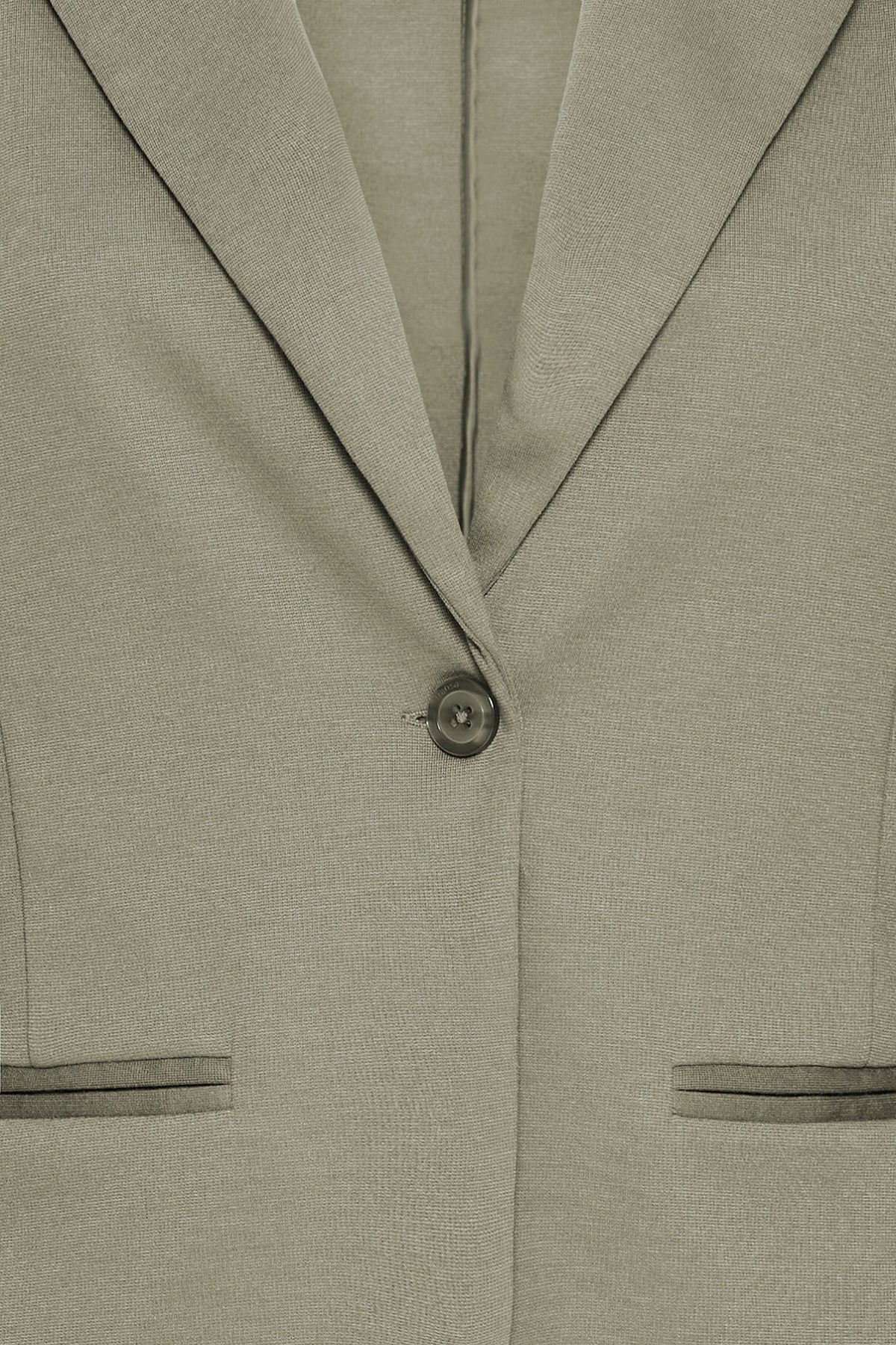 Dusty olive blazer med enkelt knappelukning og skrå lommer i regular fit.