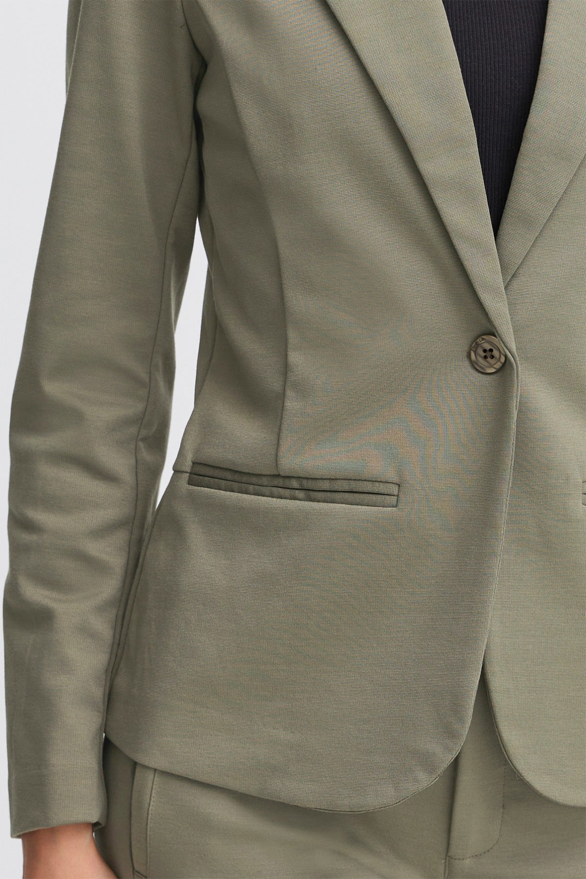 Klassisk dusty olive blazer i regular fit med reverskrave og enkeltknapslukning.