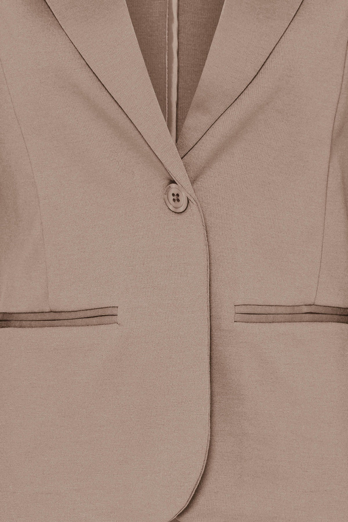 Klassisk dusty olive blazer med enkelt knap og lommer foran i regular fit.