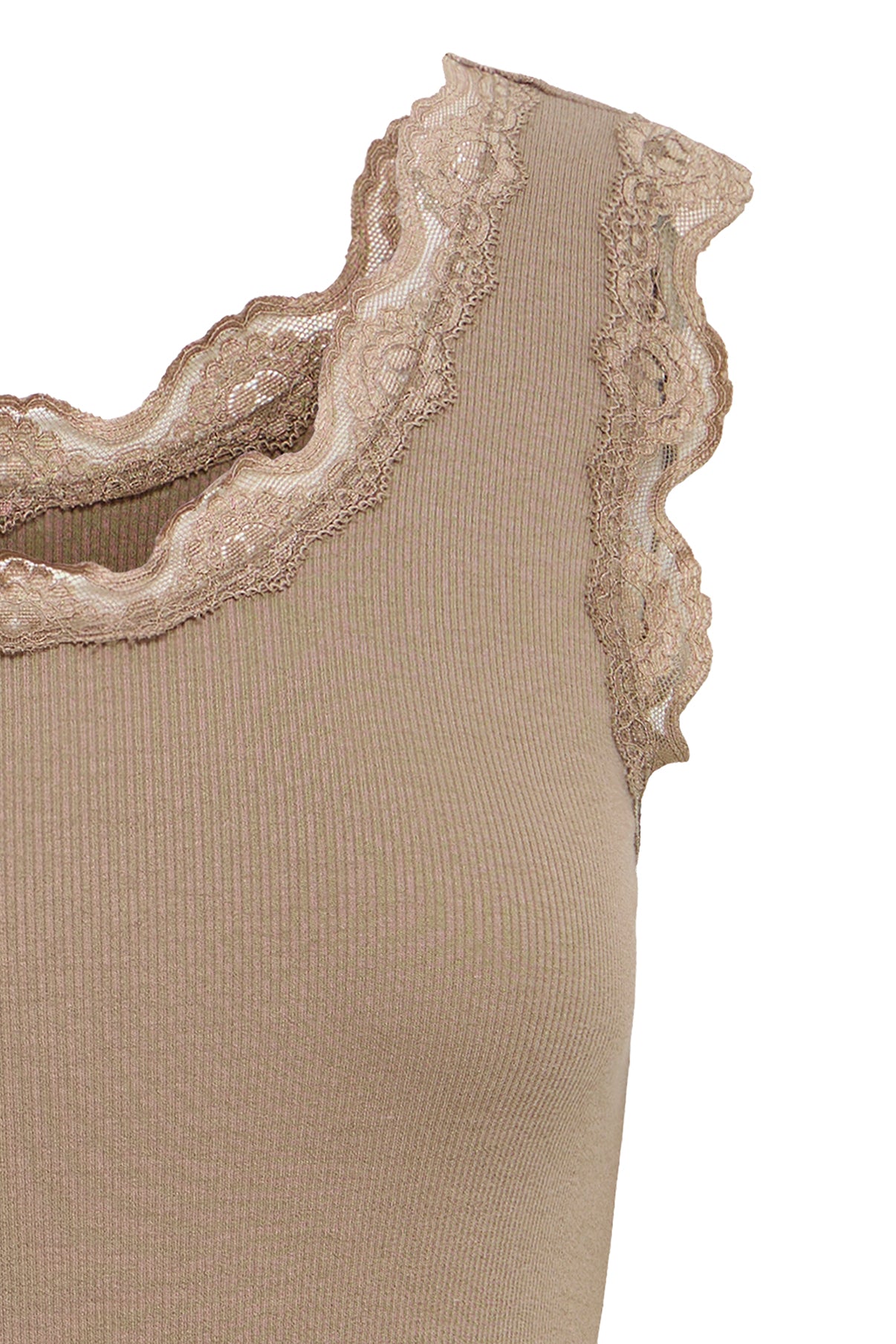 Beige ribstrikket top med blonder ved ærmekanter og halsudskæring.