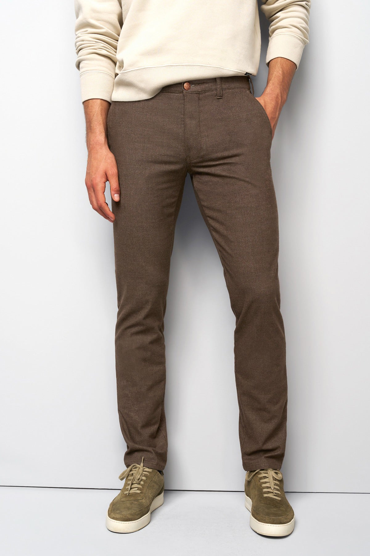 Brune flannel chinos med stræk, slim fit og lommer foran og bagpå.