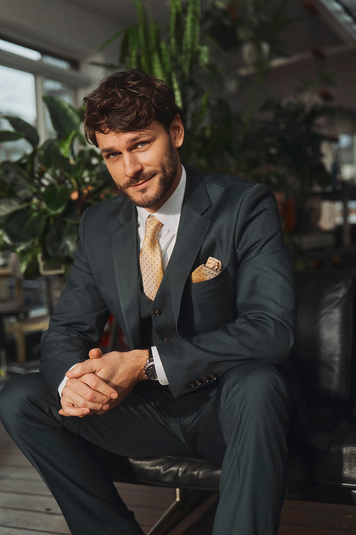 Mørkegrå klassisk slim fit blazer med smal revers og matchende bukser, beige slips og lommetørklæde.