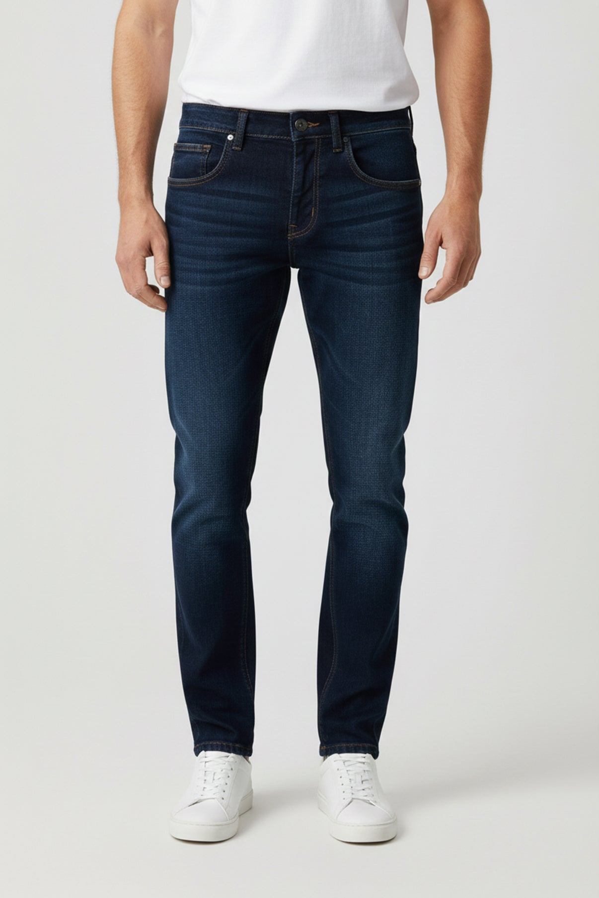 Mørkeblå stretchjeans med tætsiddende pasform og detaljerede syninger.