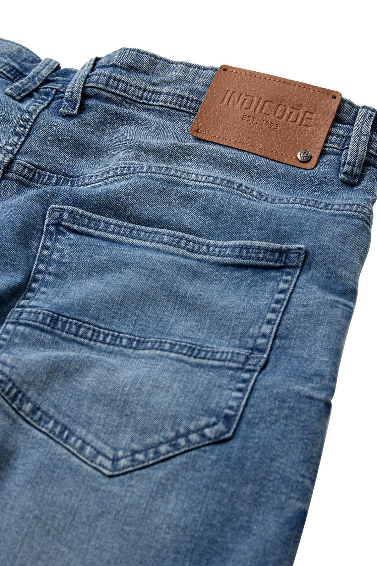 Knælange denim knickers i blå vask med baglomme og brunt læderlogo mærke.