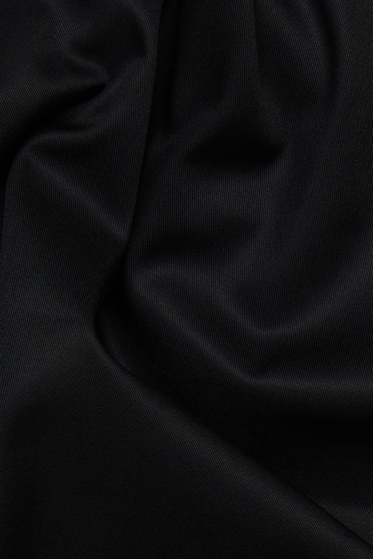 Sort covershirt skjorte i tæt, strygefri kvalitet med glat finish.