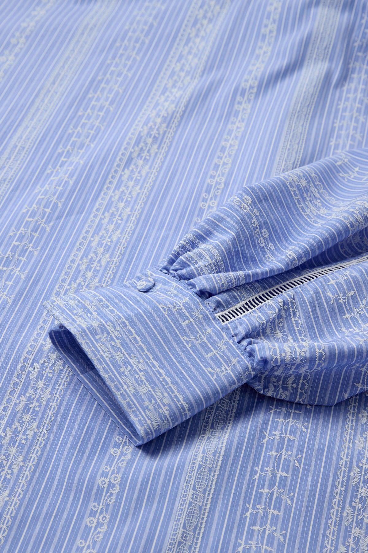 Skjorte med småblomstret striber