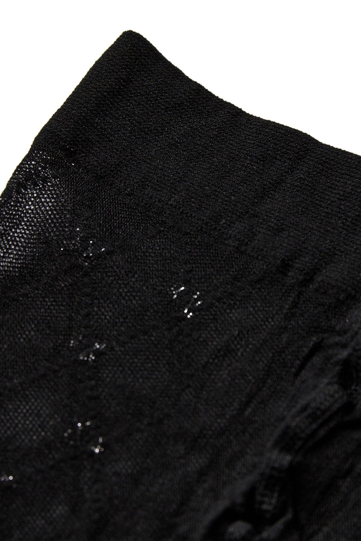 Sort strømpebuks med diamantmønster og elastisk linning.
