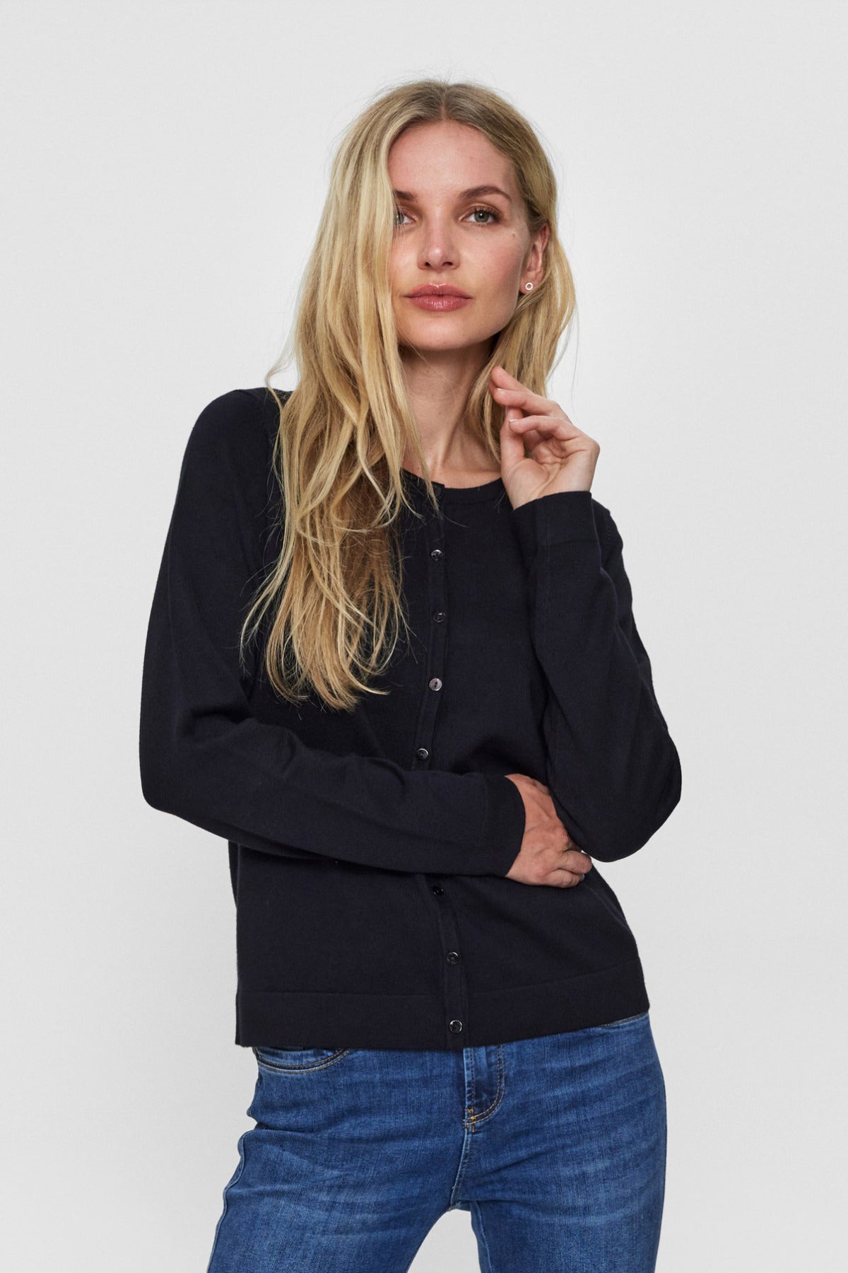 Kvinde iført sort cardigan med knapper og rund hals
