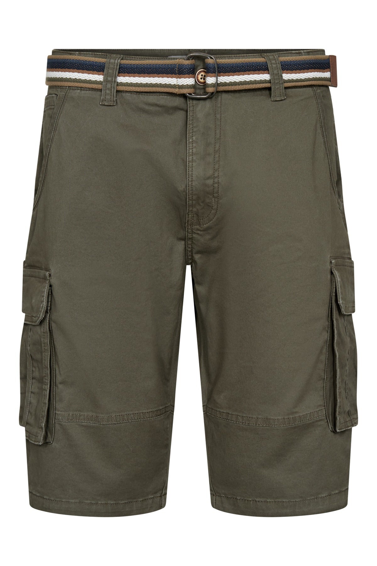 Armygrøn cargo shorts med bælte og lommer på siderne i afslappet pasform.