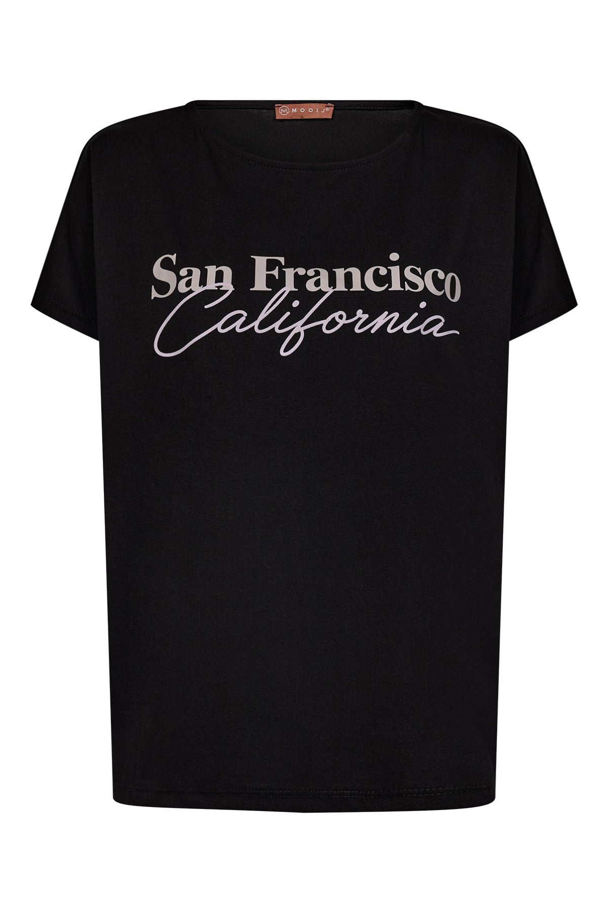 Sort kortærmet t-shirt med rund hals og hvidt “San Francisco California” print foran i forskellige skrifttyper.