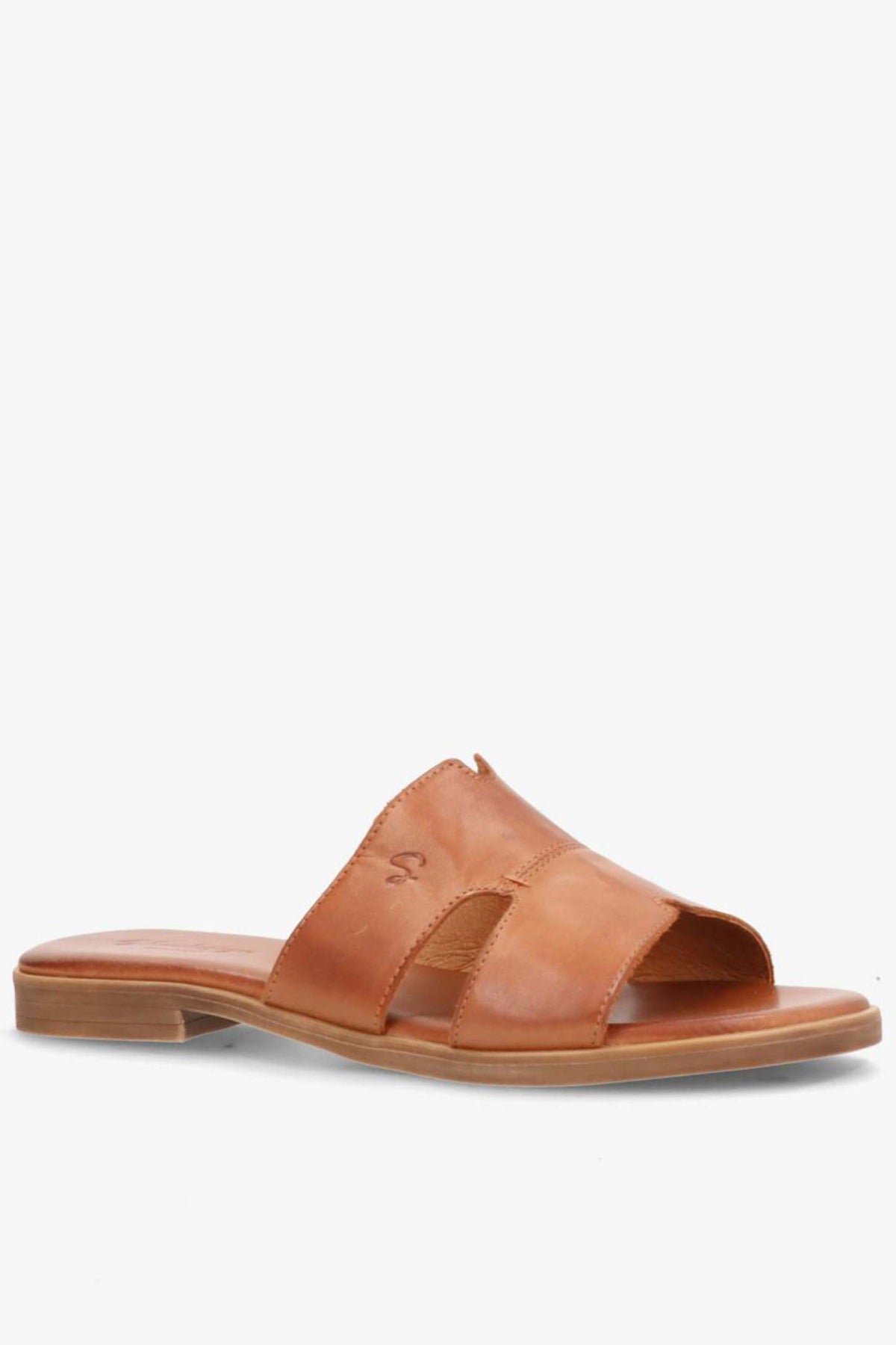 Slip-in sandal i brandyfarvet glat læder med åben tå og lav træskinnehælk.