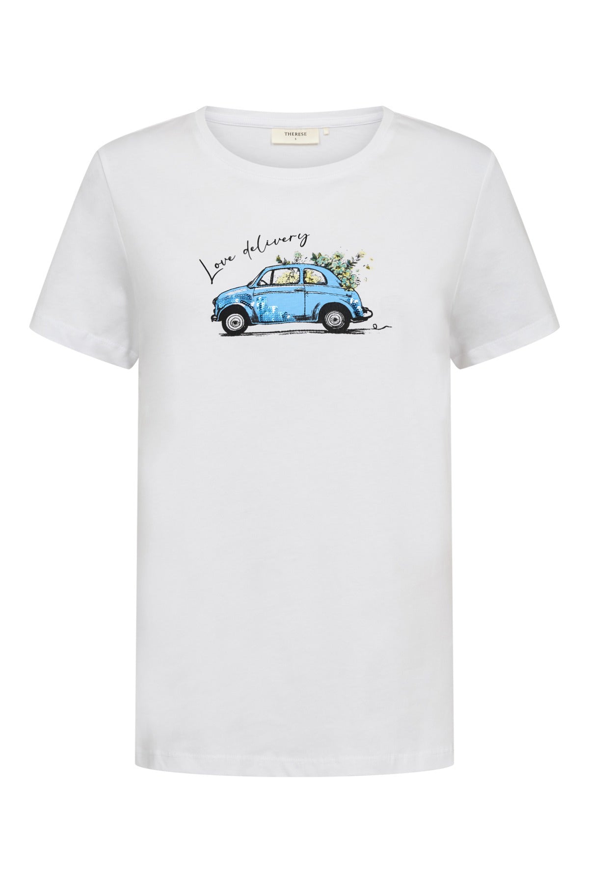 Hvid bomulds t-shirt med rund hals og blå illustration af retro bil med blomster og tekst.
