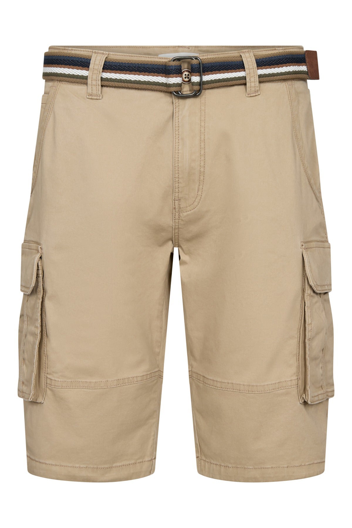Beige cargo shorts med sidelommer og stribet bælte i blå, hvid og brun.
