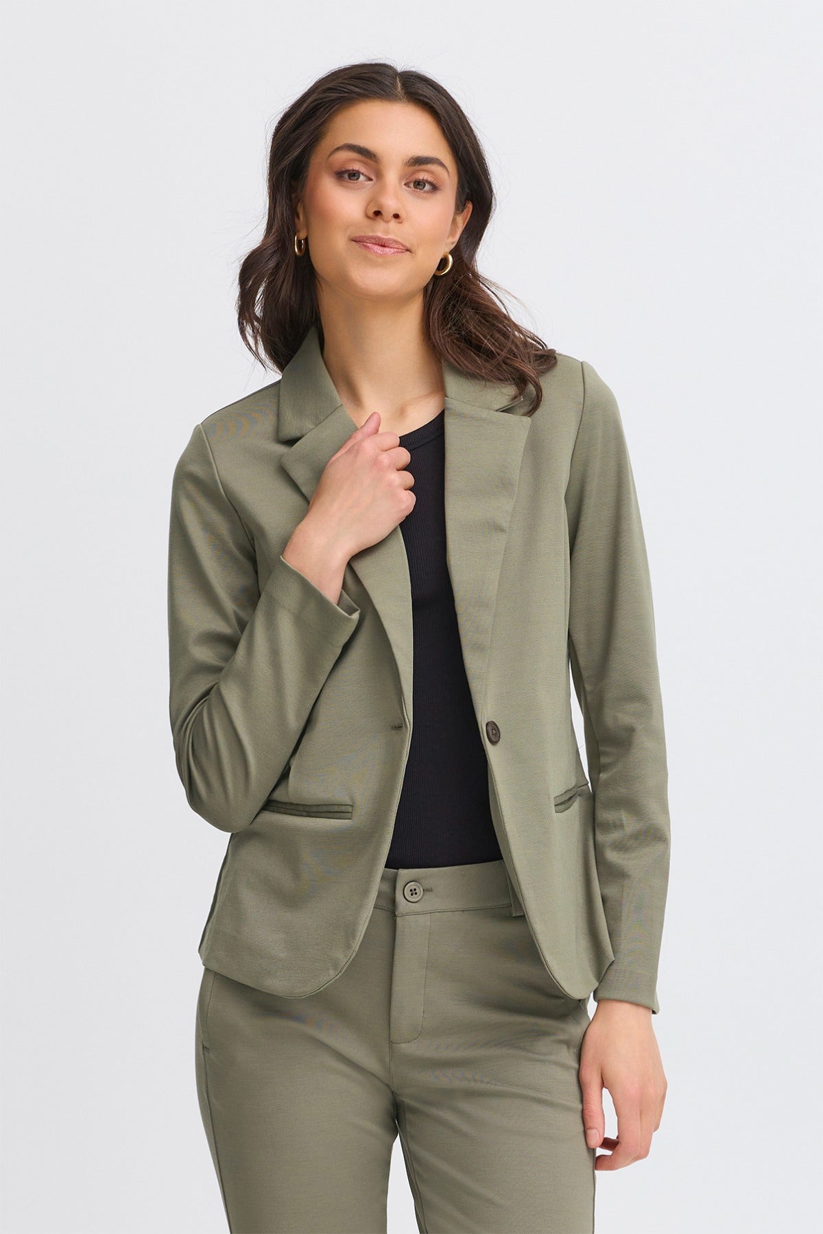 Klassisk dusty olive blazer i regular fit med enkelt knaphul og let struktur.
