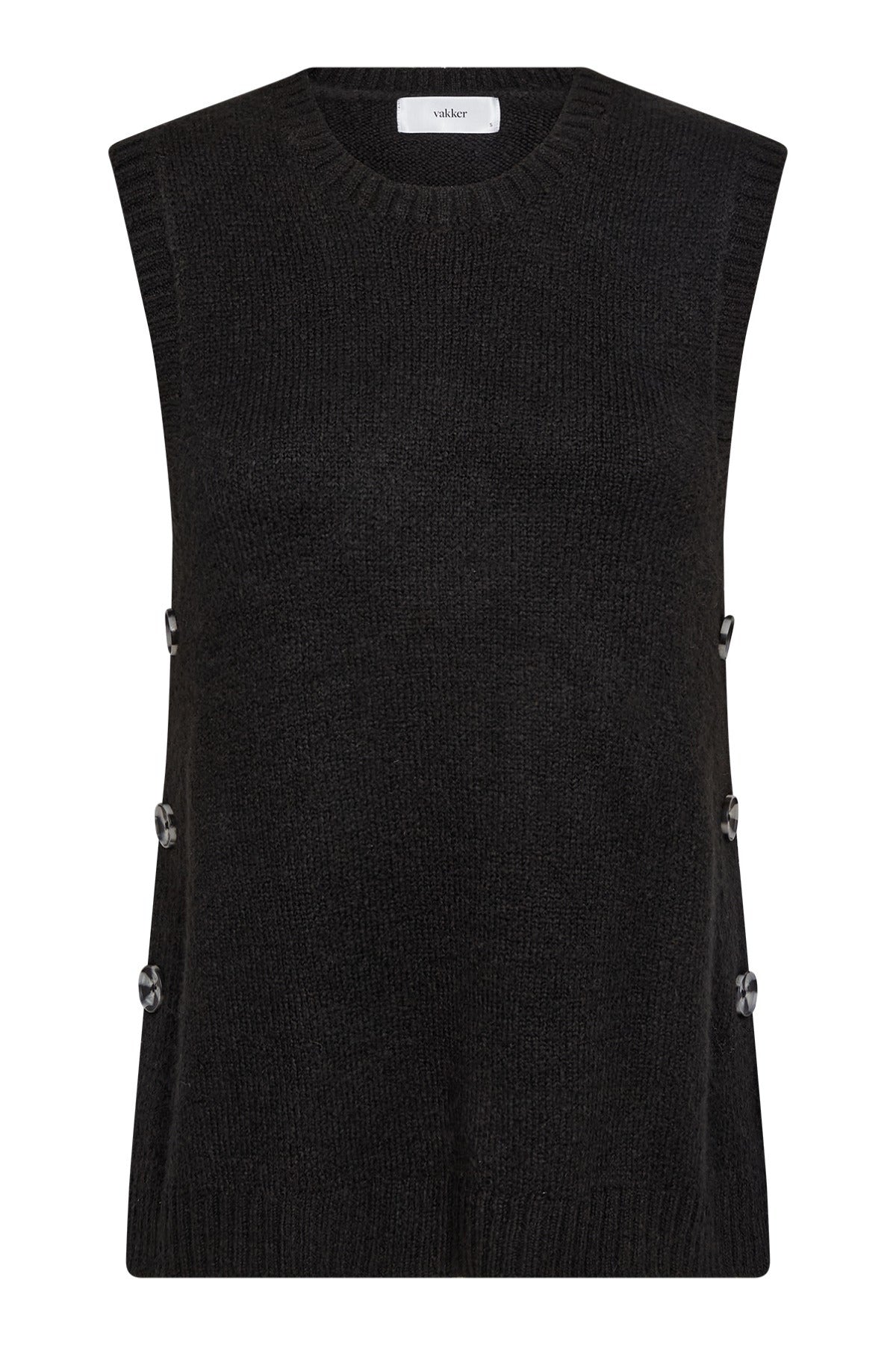 Sort strikket vest med rund hals og knapper langs siderne.