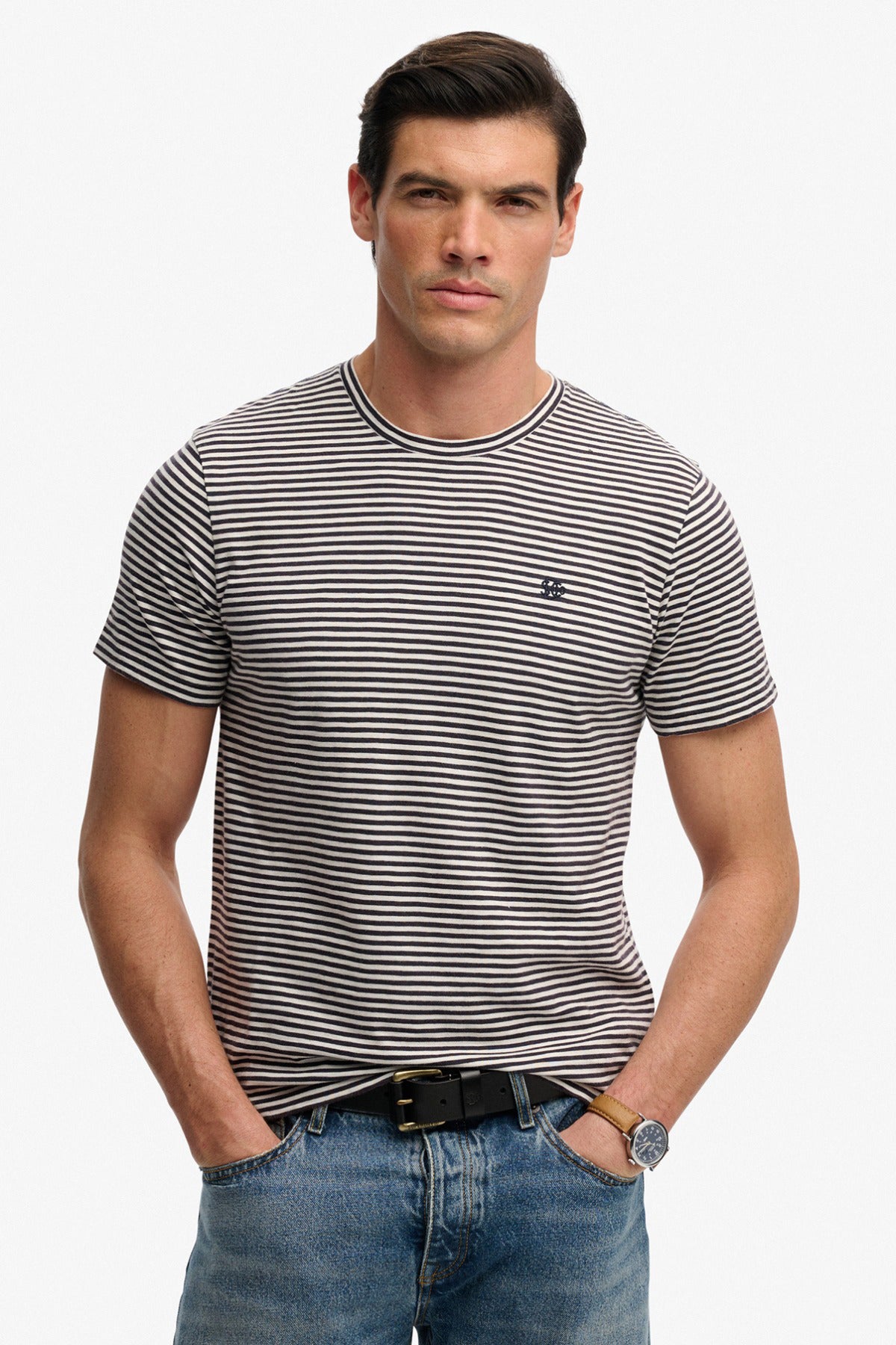 Mørkeblå og hvid stribet t-shirt i klassisk pasform med rund hals og kortærmet design.