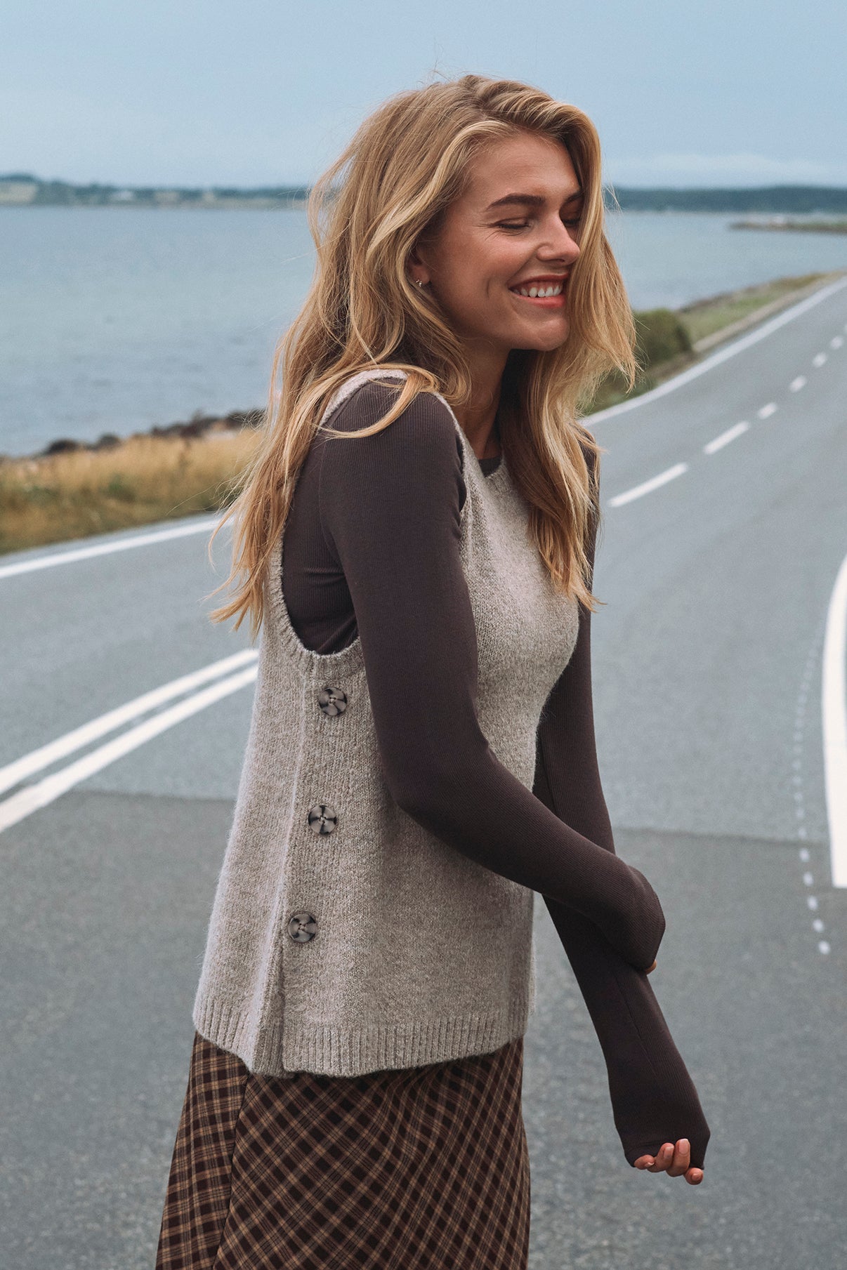 Maia - Strikket vest med knapper i siderne