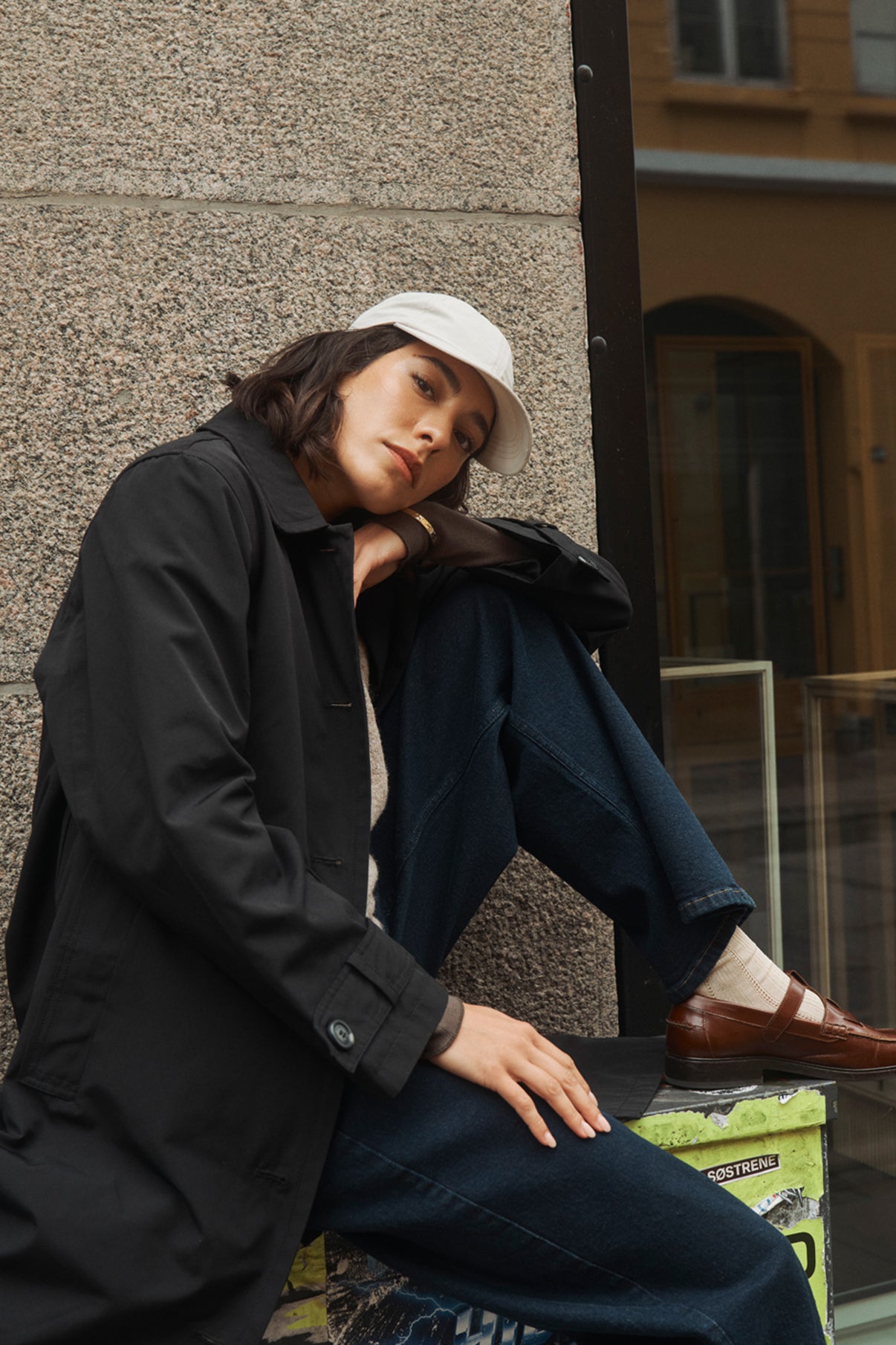 Sort oversize trenchcoat med knaplukning og store lommer, afslappet pasform.