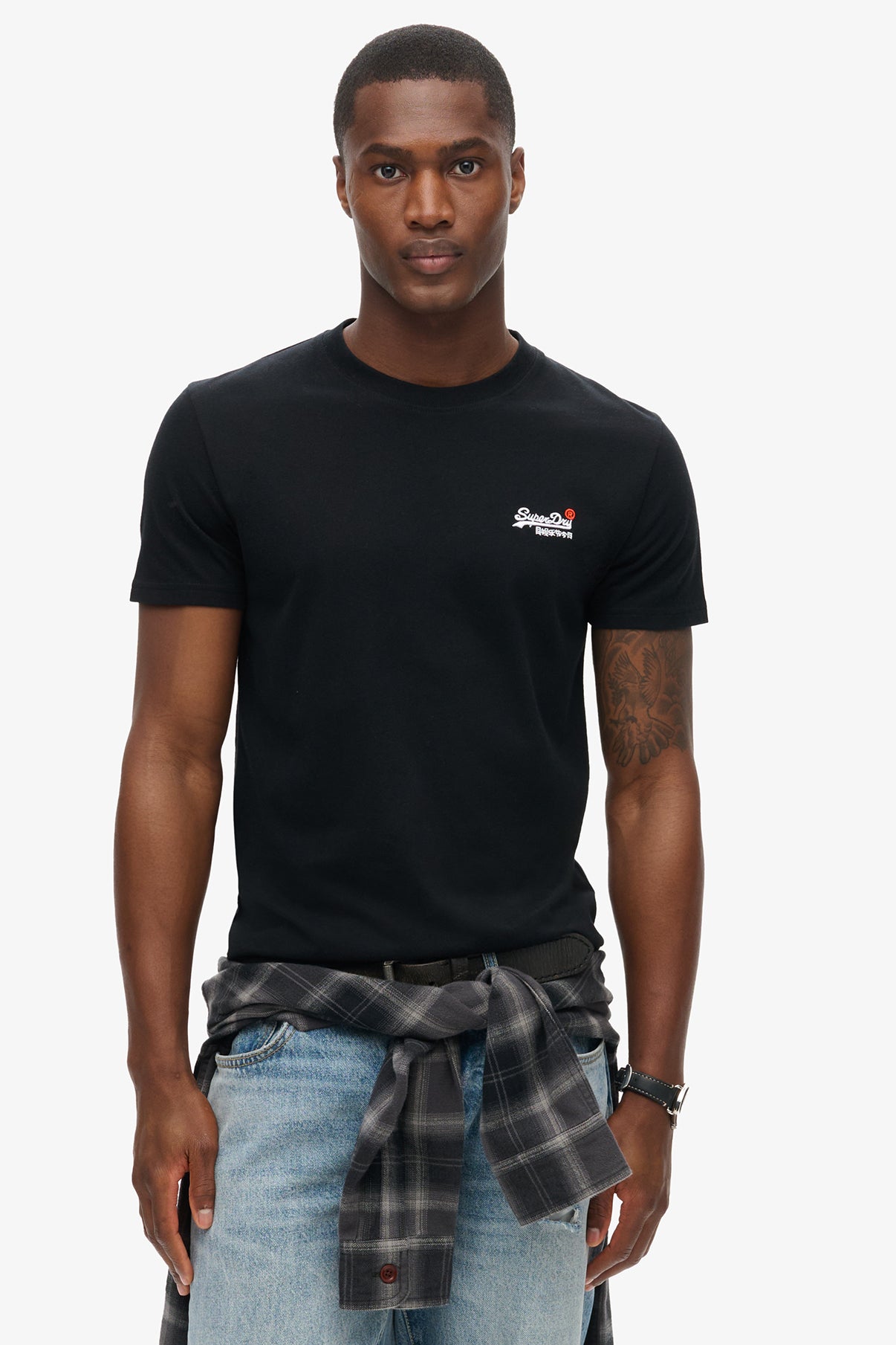 Sort tætsiddende t-shirt med rund hals og lille hvid og rød logo på brystet.