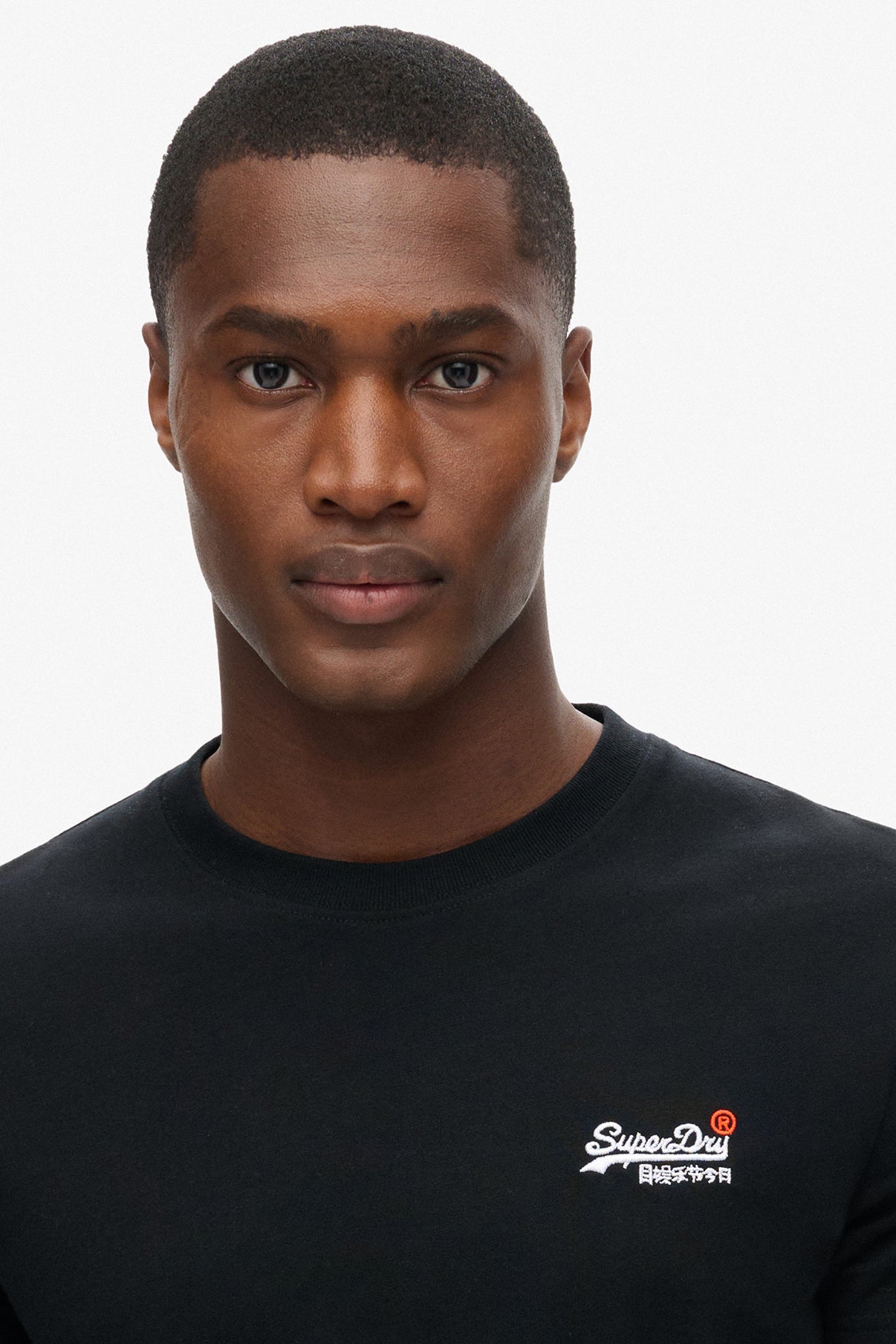 Sort bomulds-T-shirt med small hvid kontrastlogo på brystet og rund hals.
