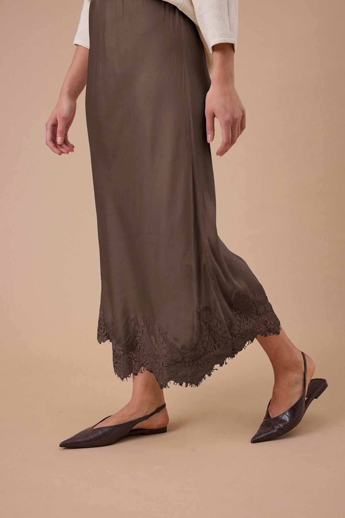 Brun midi nederdel med elastisk talje og blondedetaljer forneden, let skinnende satinmateriale.