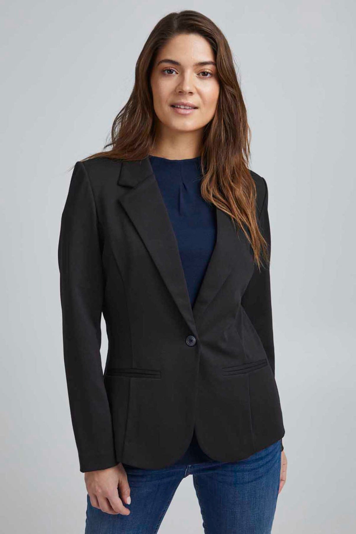 Sort klassisk blazer i regular fit med enkelt knaplukning og spids revers.
