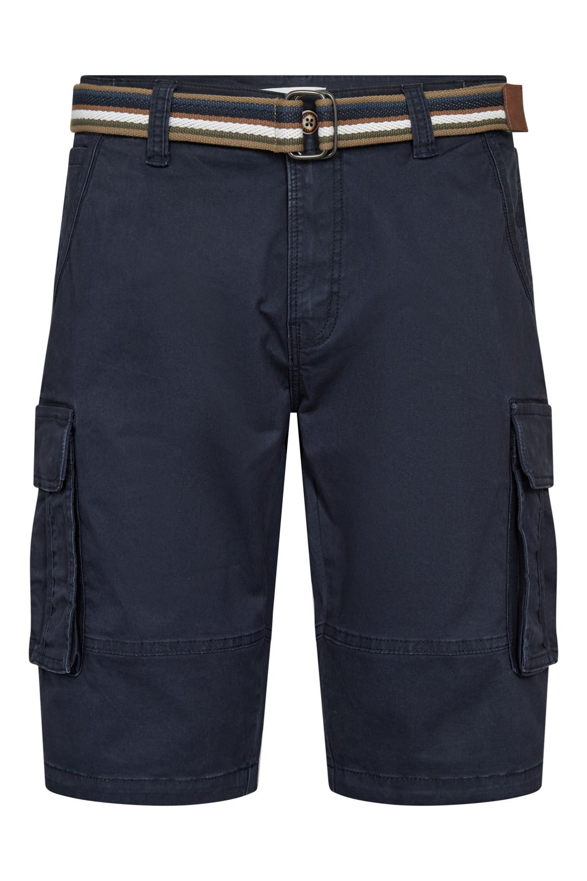 Mørkeblå cargo shorts med multiple sidelommer og stribet stofbælte i beige, brun og sort.