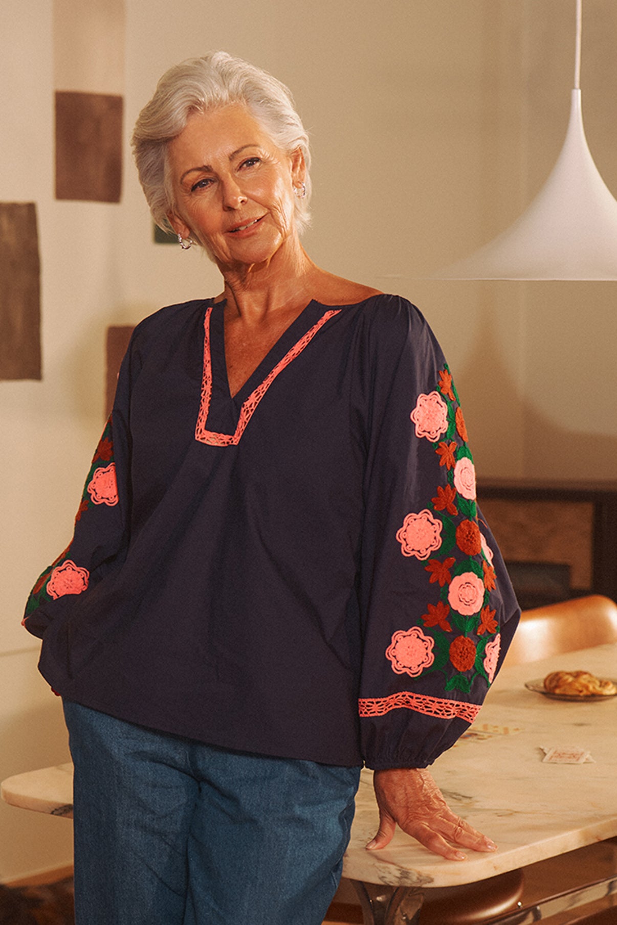 Bluse med blomsterbroderi på ærmet