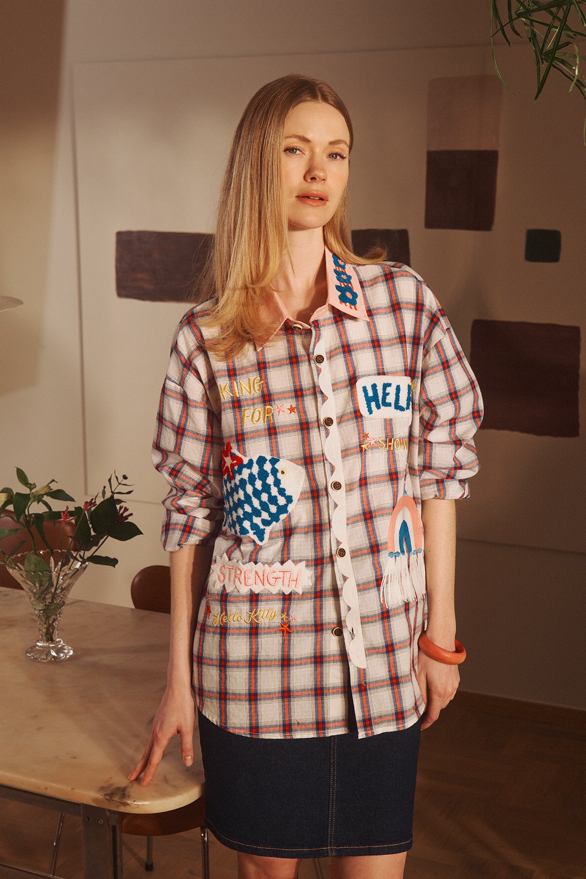 Carla Check - Ternet skjorte med broderet patches