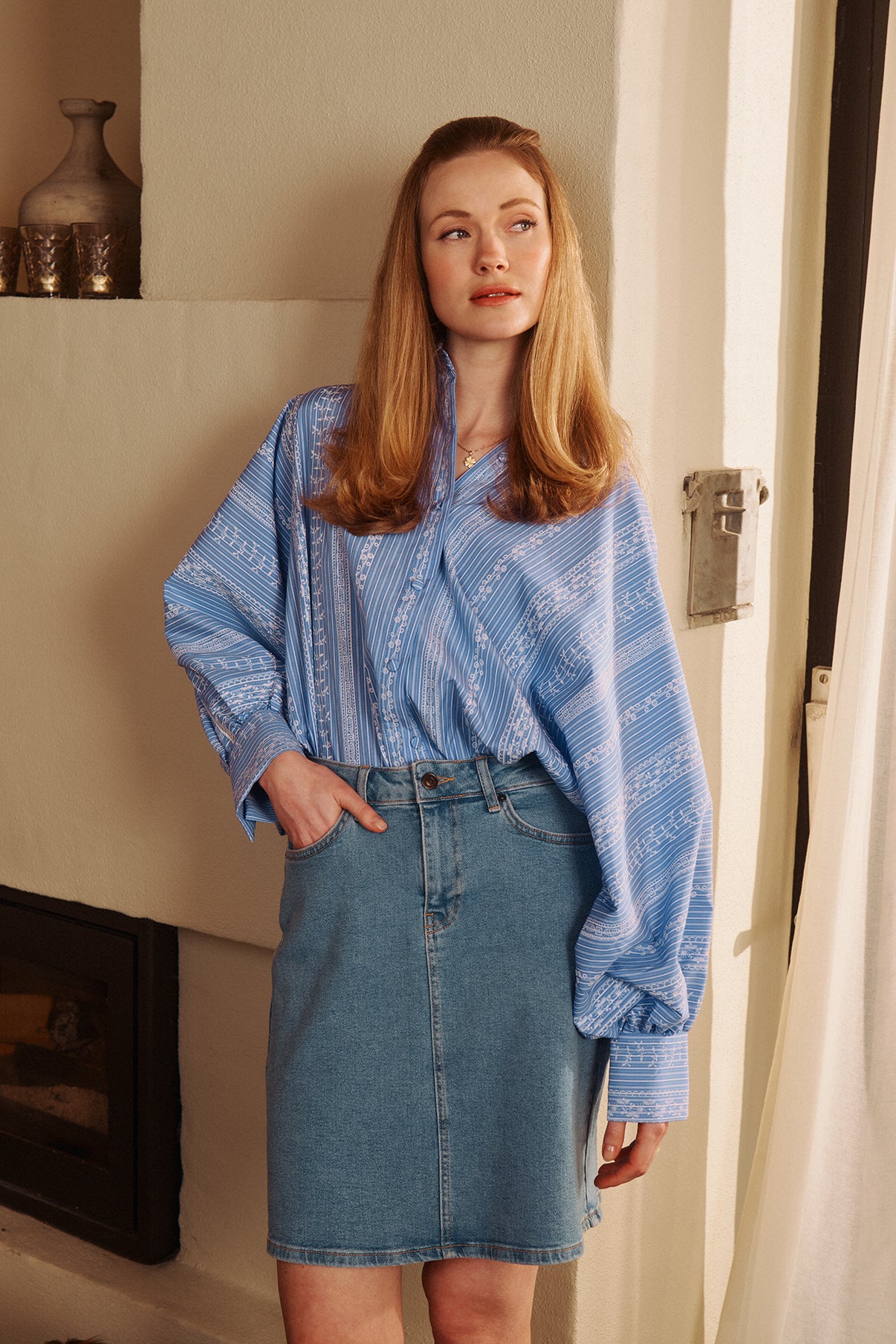 Blå denimnederdel med knapper foran i klassisk midilængde og lige pasform.