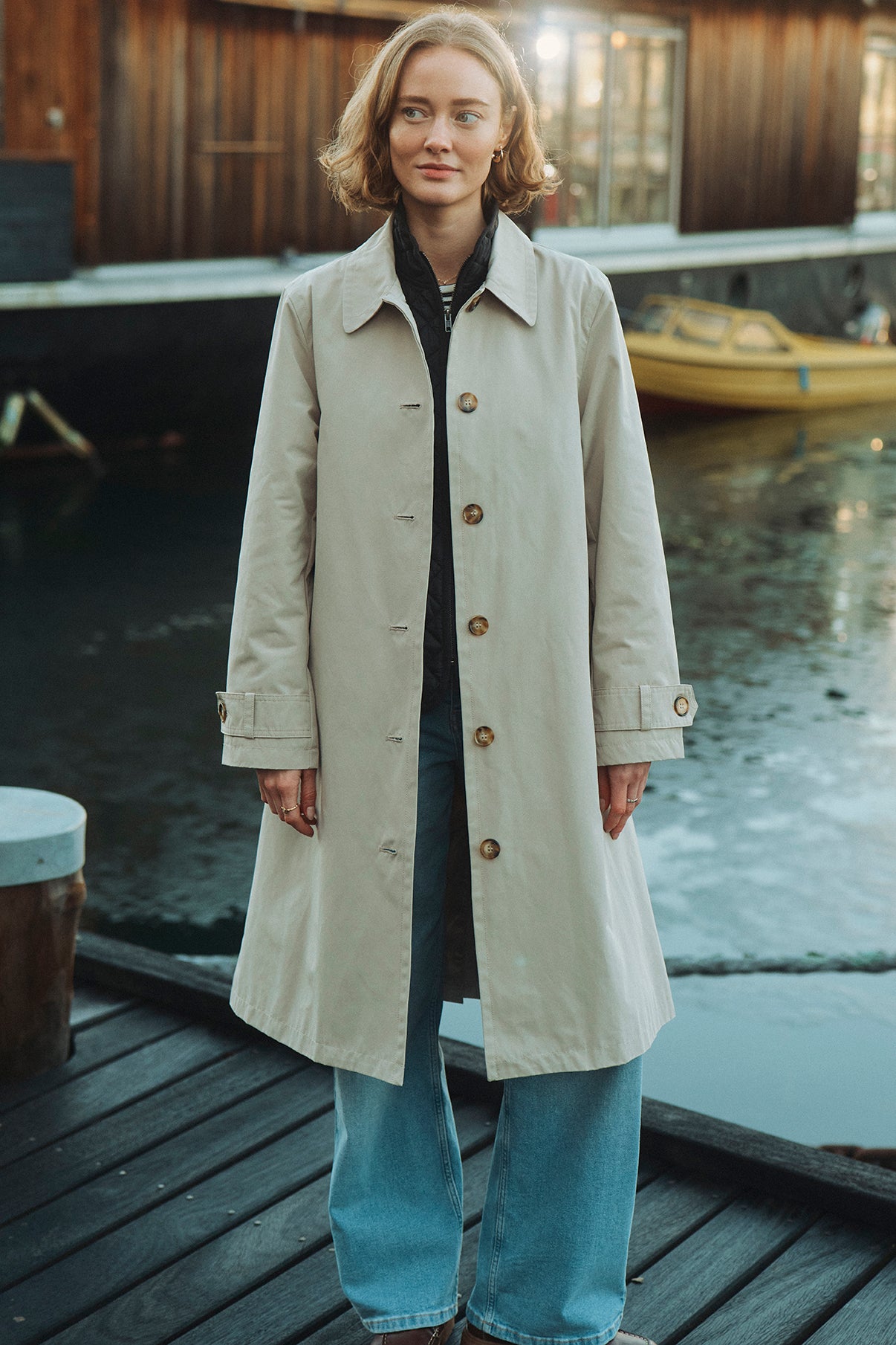 Lysegrå oversize trenchcoat i cashmere med knapper og lommer foran.