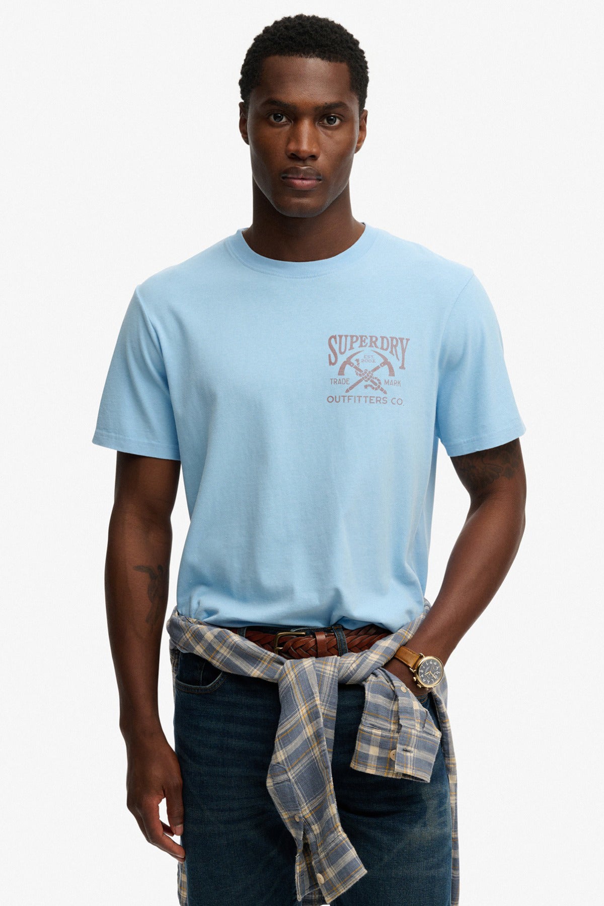 Lyseblå kortærmet t-shirt i relaxed fit med lille tryk på brystet.