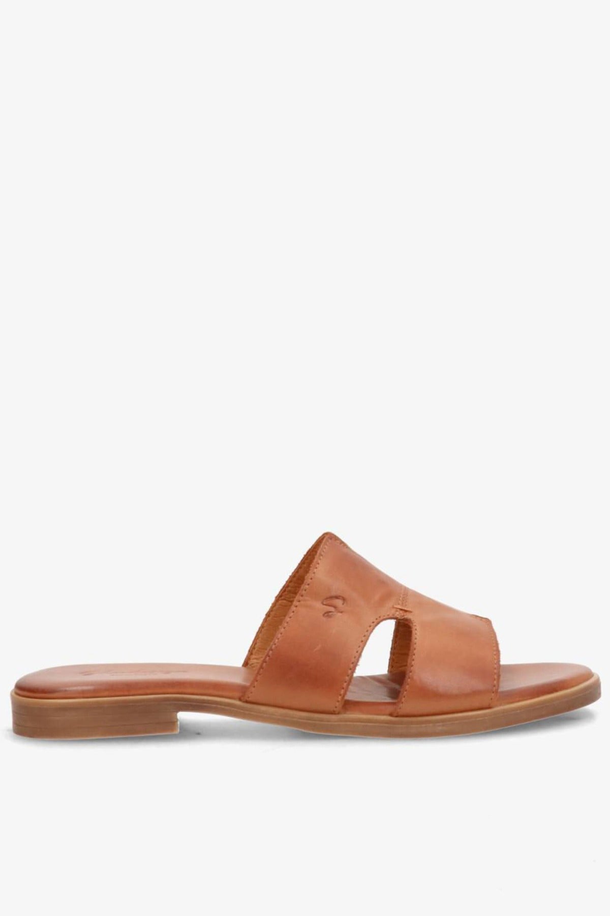 Slip-in sandal i brandy-brunt blødt læder med åbne snit og flad sål.
