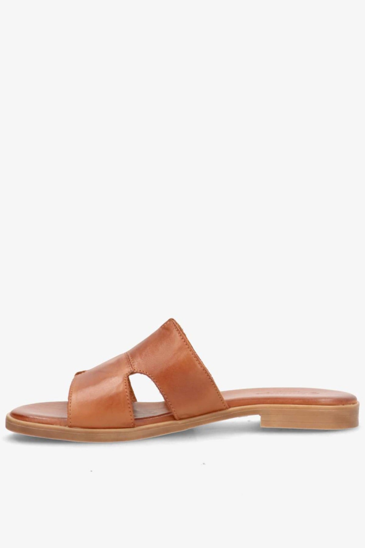 Slip-in sandal i brandy farvet læder med åbent design og lav træhæl.