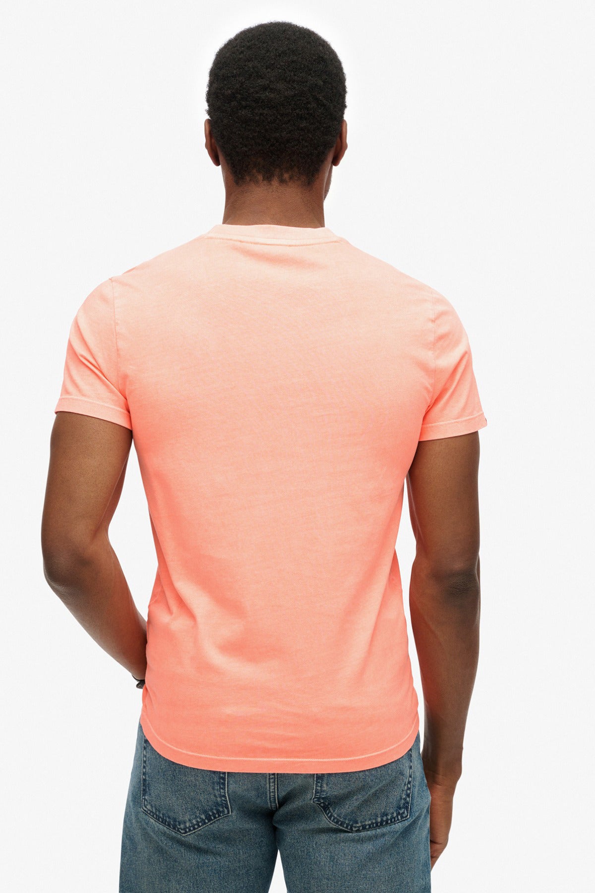 Koralfarvet t-shirt med kortærmet, tæt pasform og glat stof set bagfra.