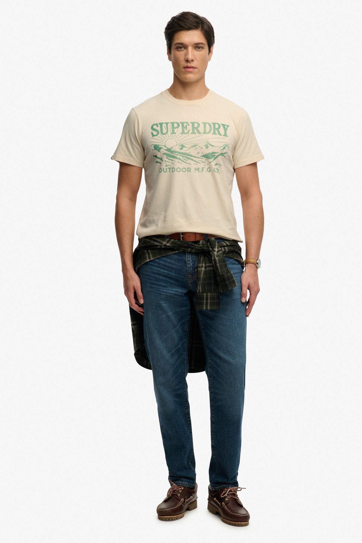 Oatmeal beige t-shirt med retrogrøn Superdry-tekst og grafisk print, afslappet pasform.