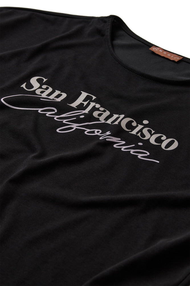 Sort kortærmet t-shirt med hvid tekst "San Francisco California" i elegant skrift.