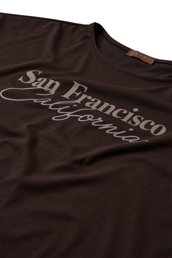 Mørkebrun kortærmet t-shirt med rund hals og lysegrå tekst "San Francisco California" på fronten.