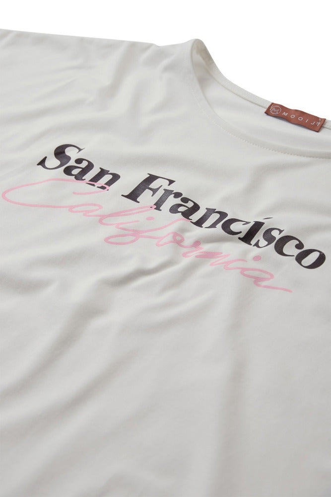 Hvid kortærmet t-shirt med rund hals og sort og lyserød "San Francisco California" teksttryk foran.