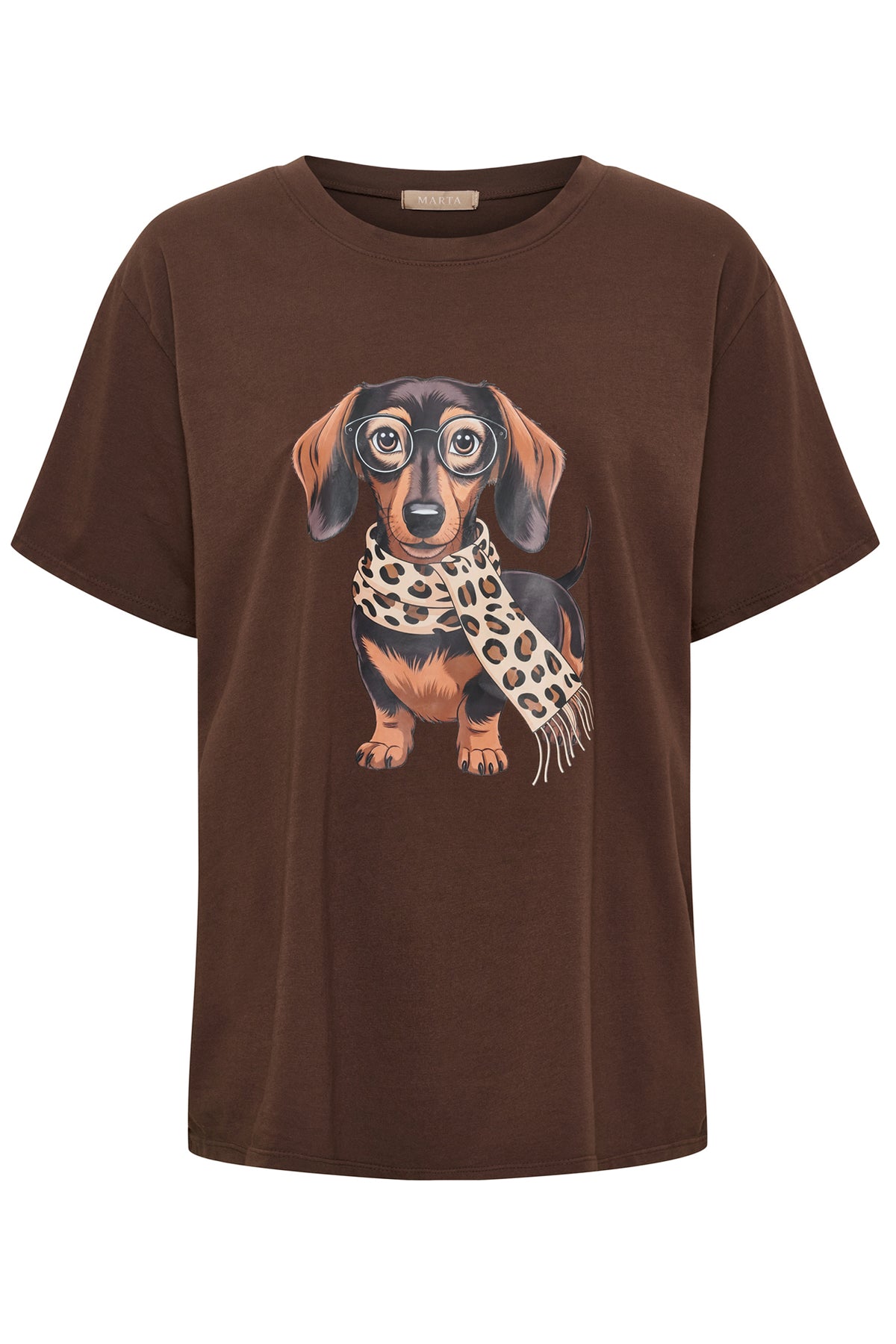 Kortærmet chokoladebrun t-shirt med farverigt print af hund med tørklæde foran.