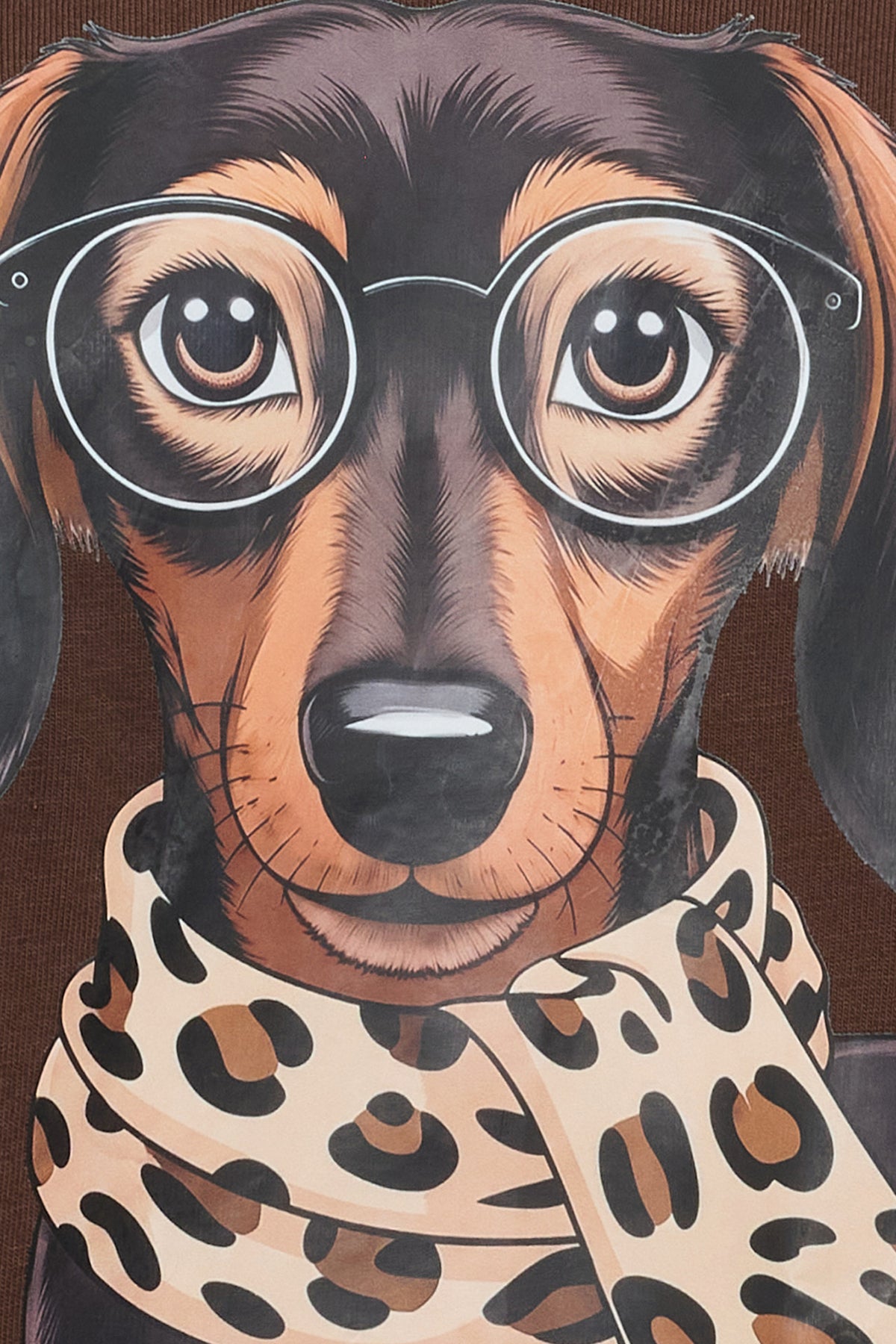 Brun kortærmet t-shirt med stort tryk af hund med briller og leopardmønsteret tørklæde.